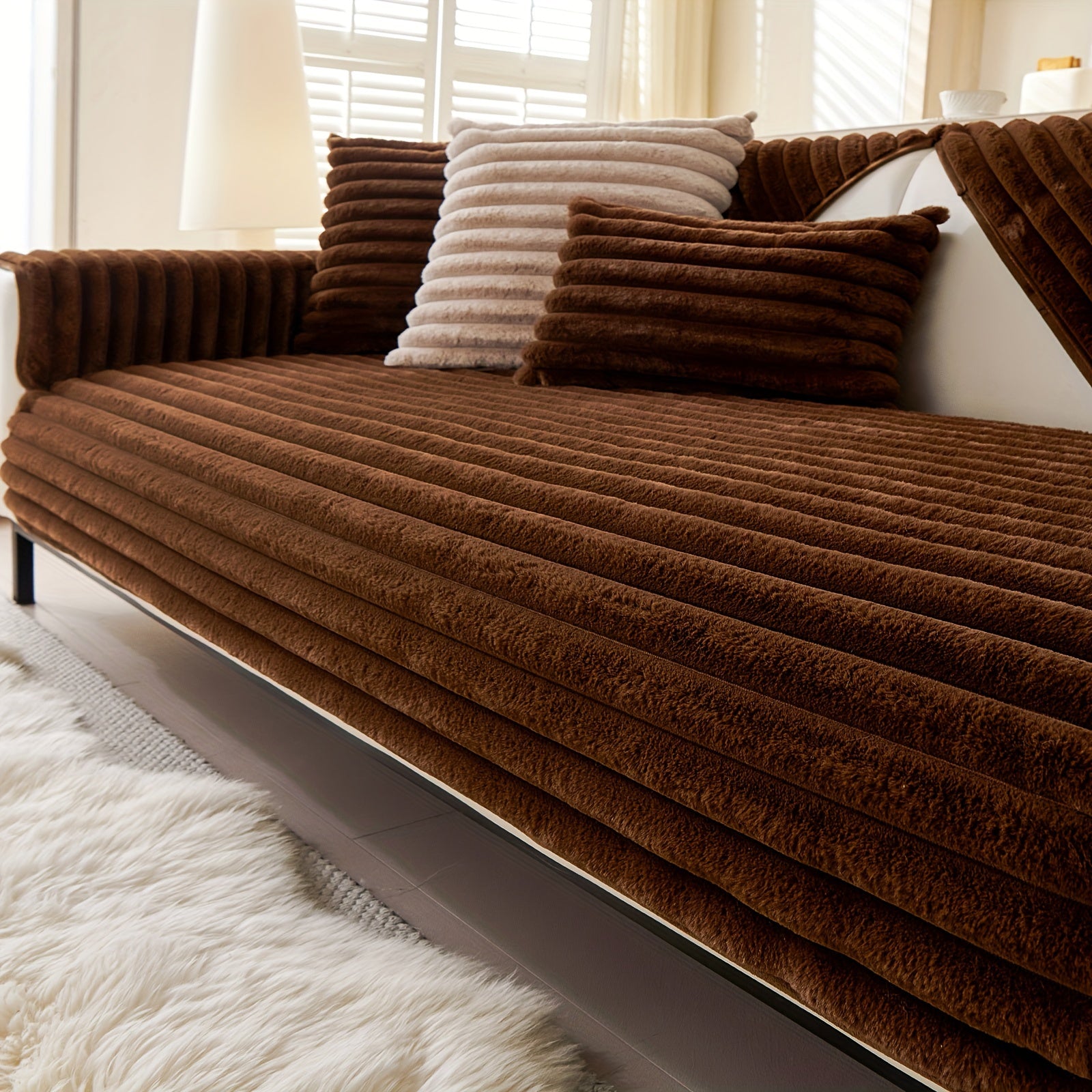 Barcha turdagi divanlar uchun mo'ljallangan, sun'iy quyon junidan tayyorlangan zamonaviy plush divan qoplamasi, mushuk va it egalari uchun iliqlik va himoya ta'minlaydi.