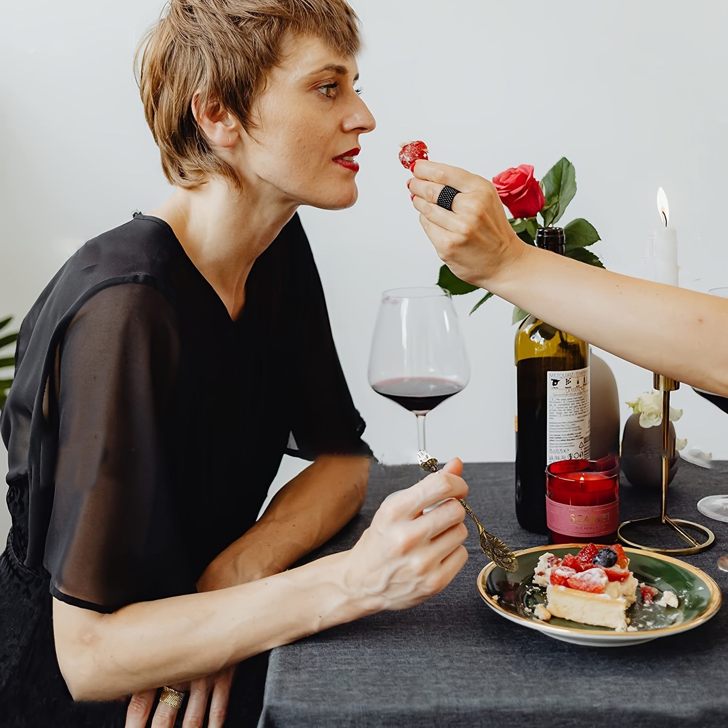 6 ta Yevropa oltin vintage qoshiq to'plami, shirinliklar va qahva uchun, o'yilgan meva dizaynlari bilan, oshxona, ovqatlanish va bar foydalanish uchun ideal.
