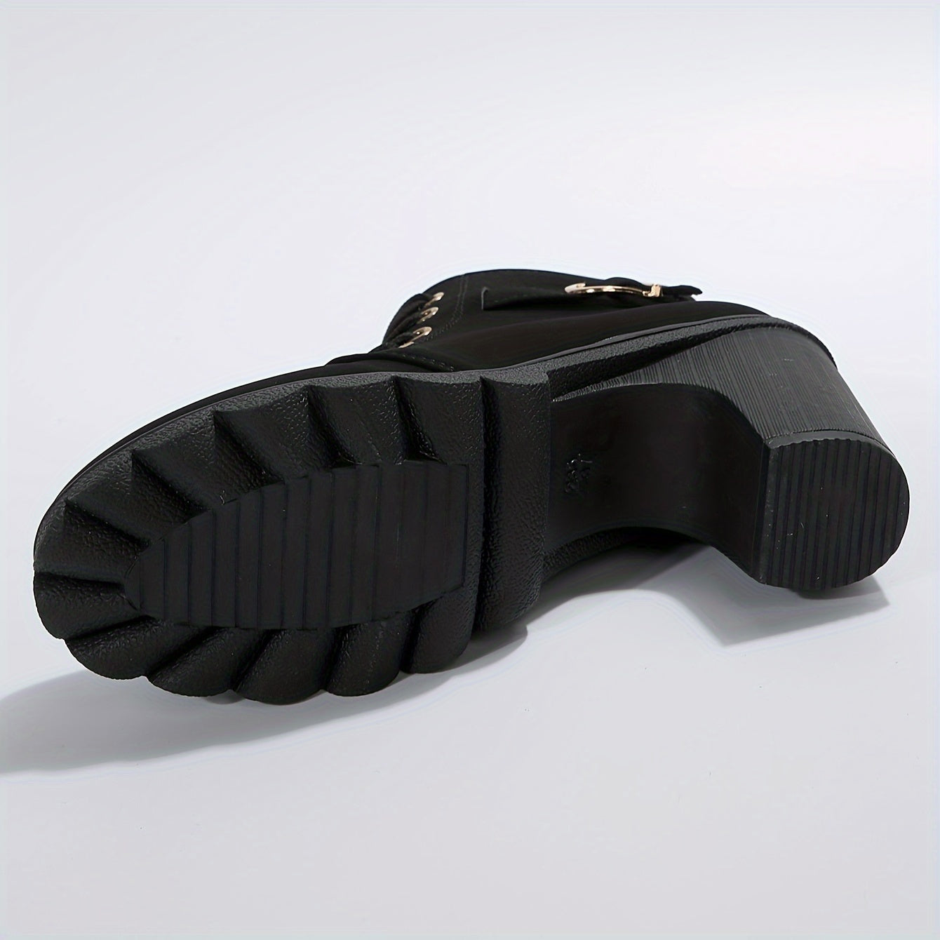 Женские ботинки на толстом каблуке с шнуровкой и боковой молнией.