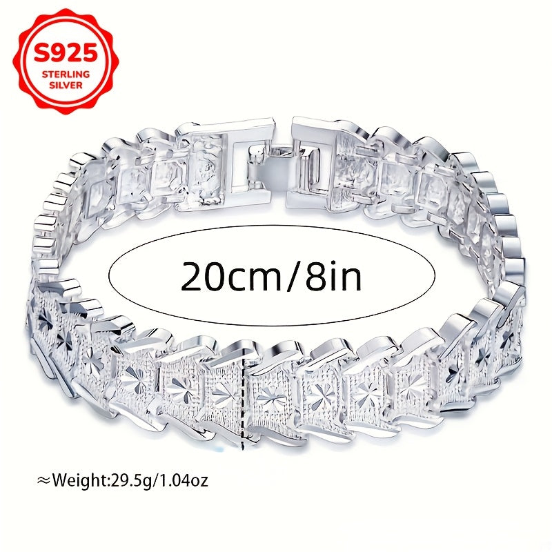 Ayollar uchun mo'ljallangan, Klassik Keng Tangalar Dizayni bilan bezatilgan, Gipoallergen va har kuni kiyish va maxsus tadbirlar uchun mos keladigan Stylish 925 Sterling Silver Bilaguzuk. Onalar kunida sovg'a berish uchun mukammal.