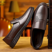 Erkaklar uchun bir xil rangdagi yuqori donali mol terisidan tayyorlangan slip-on loafer poyabzal, qulay, mustahkam va sirpanmaydigan yurish uchun. Ofis uchun ideal.