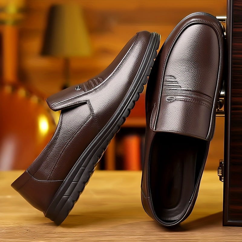 Erkaklar uchun bir xil rangdagi yuqori donali mol terisidan tayyorlangan slip-on loafer poyabzal, qulay, mustahkam va sirpanmaydigan yurish uchun. Ofis uchun ideal.