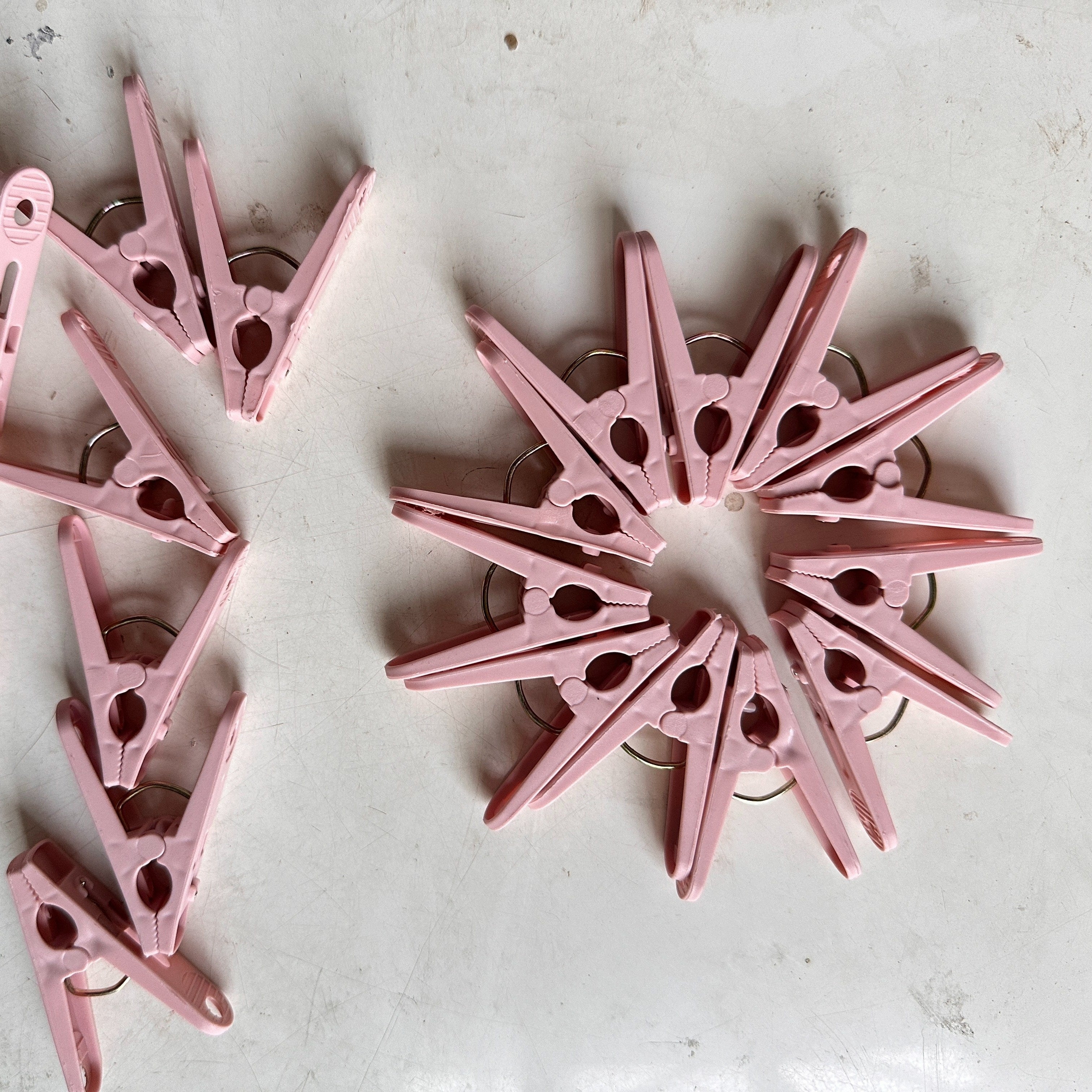 Розовый пластиковый набор прищепок с корзиной для хранения, зажимы для белья и сушки носков