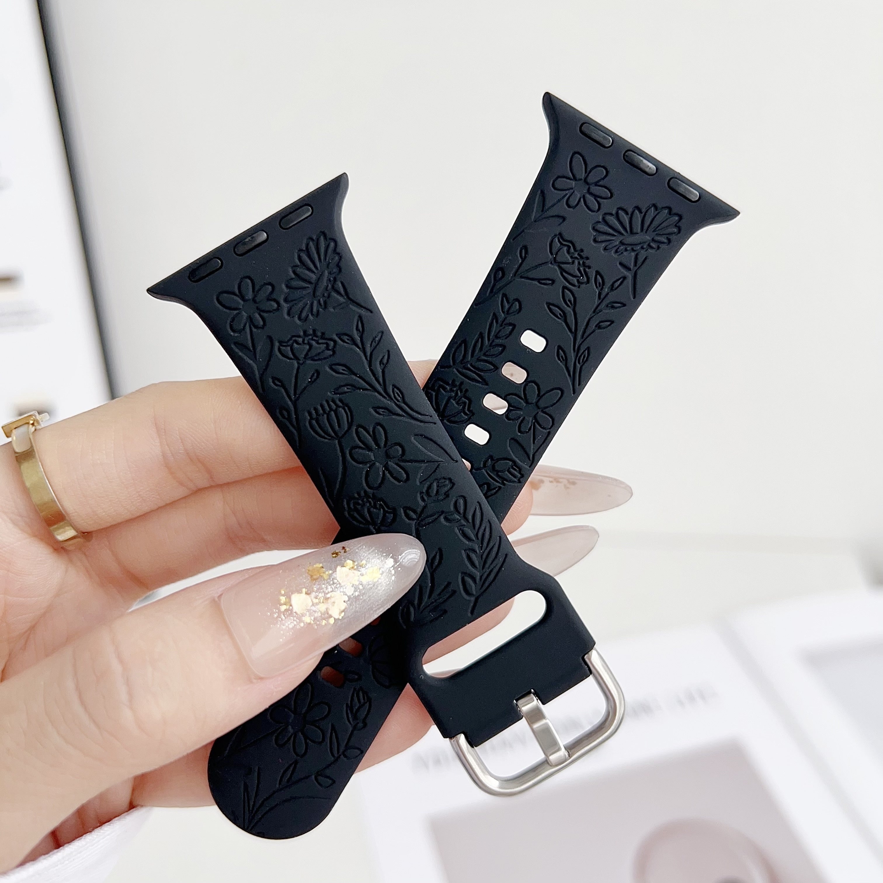 Стильный силиконовый ремешок для Apple Watch, подходящий для различных моделей и удобный для занятий спортом.