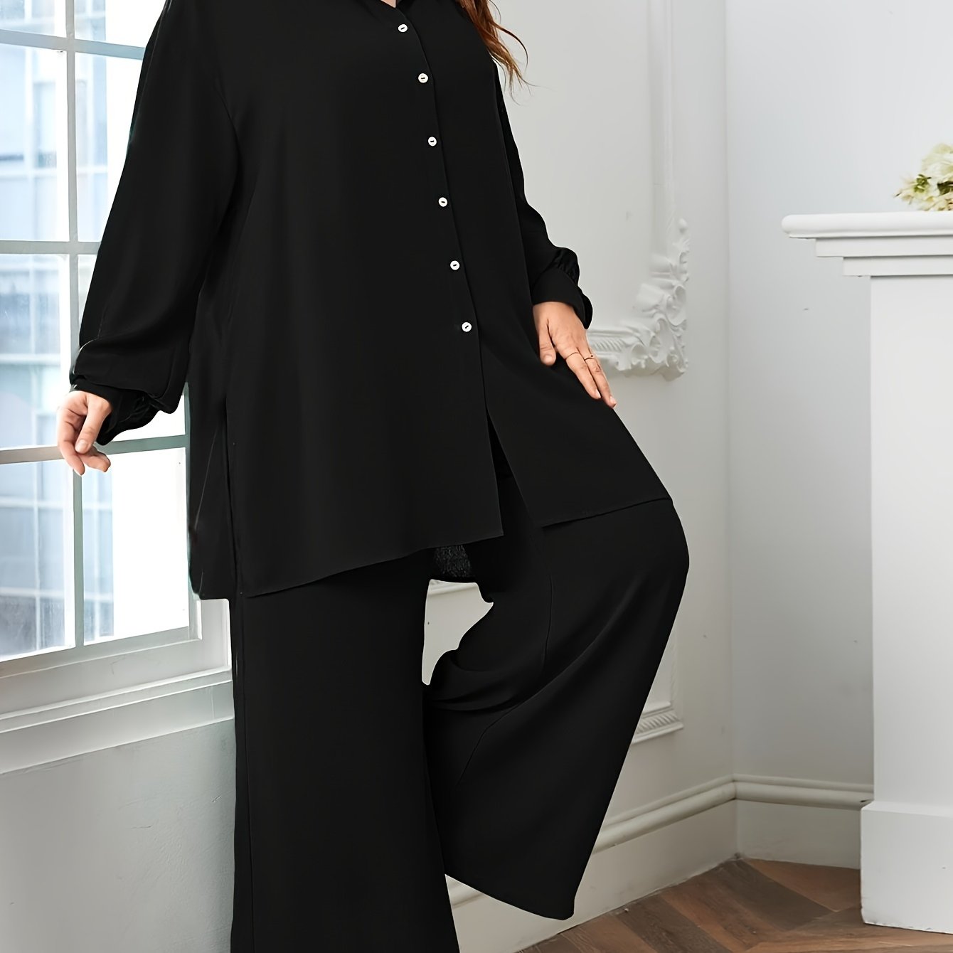 Qora polyester aralashmasi shimlar, bo‘linma tafsilotlar va qulay V-shakli ko‘krakli bluz bilan ikki qismli to‘plam