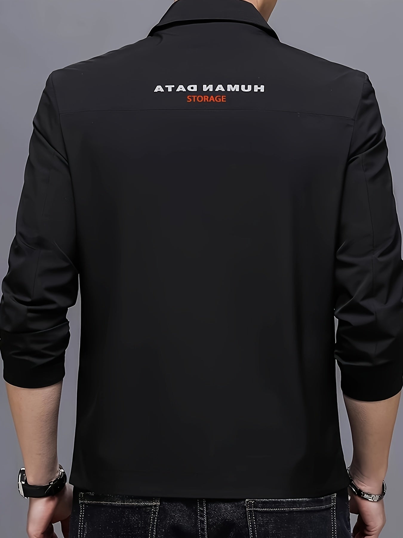 Erkaklar uchun zamonaviy qora tugmachali jakk, "FEM" yamoqi bilan, kuz va bahor davrida norasmiy va rasmiy tadbirlar uchun mukammal. Polyesterdan tayyorlangan, bitta tugmachali va uzun yengli.