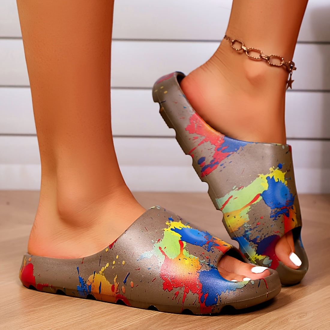 Ayollar uchun EVA slaydlar bo'yoq splash dizayni bilan ochiq barmoqli kundalik sandallar