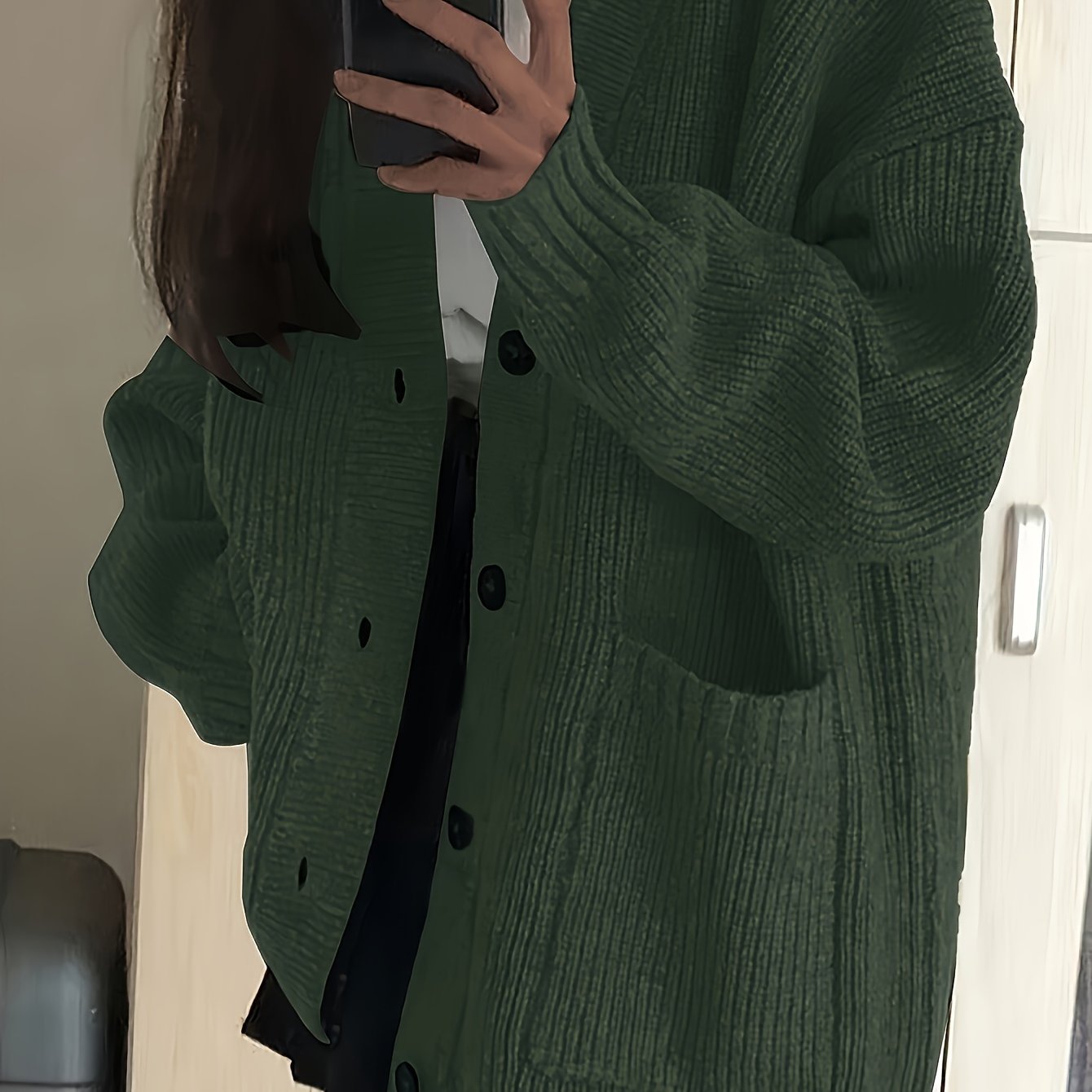 Klassik V-shaklidagi kardigan, tugmachali old qismi va cho'ntakli, kuz va qish ayollar kiyimlari uchun