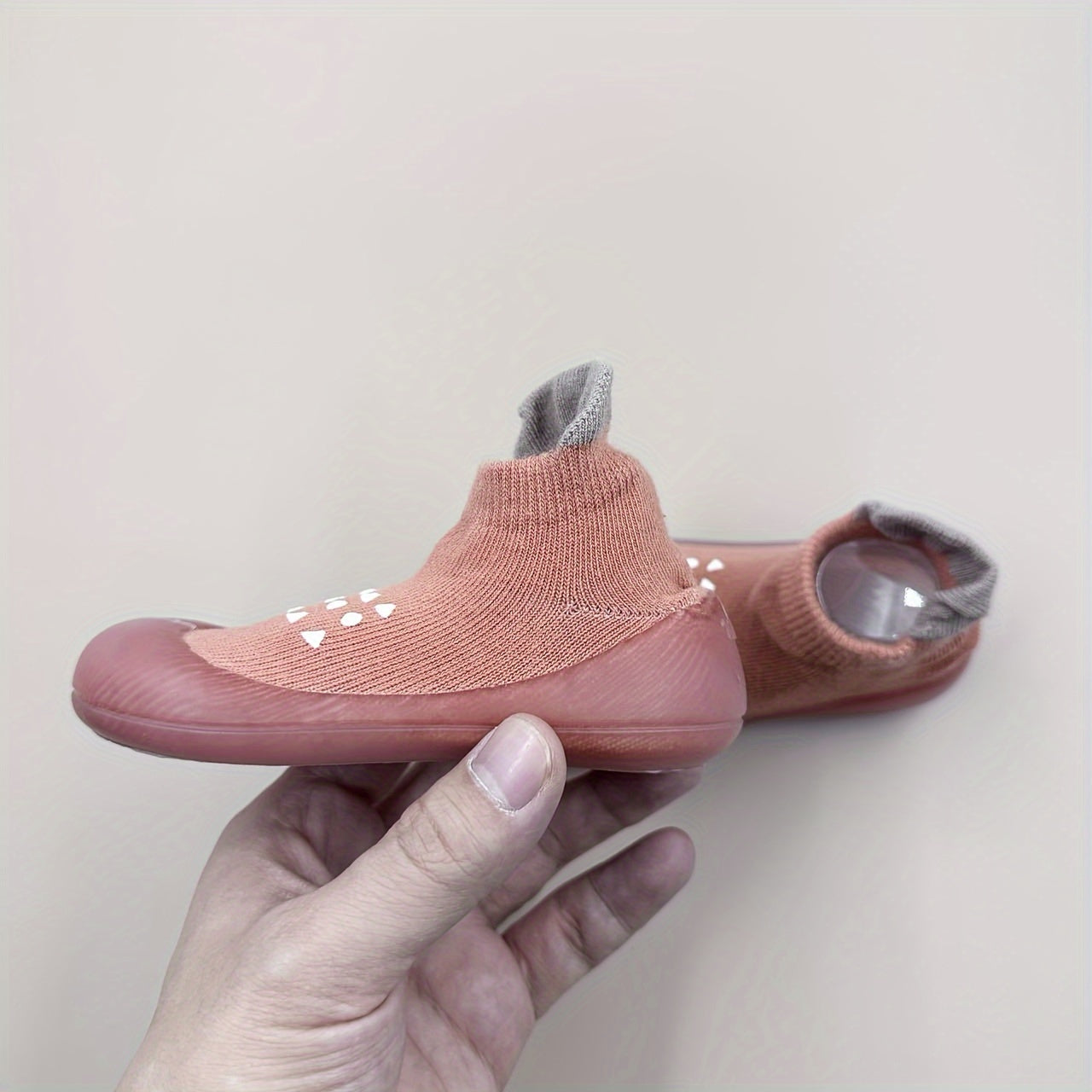 Bola poyabzali yumshoq va qulay birinchi yurishlar uchun, tizzaga qadar bo‘lgan rezina taglik, nuqta bilan to‘ldirilgan mato