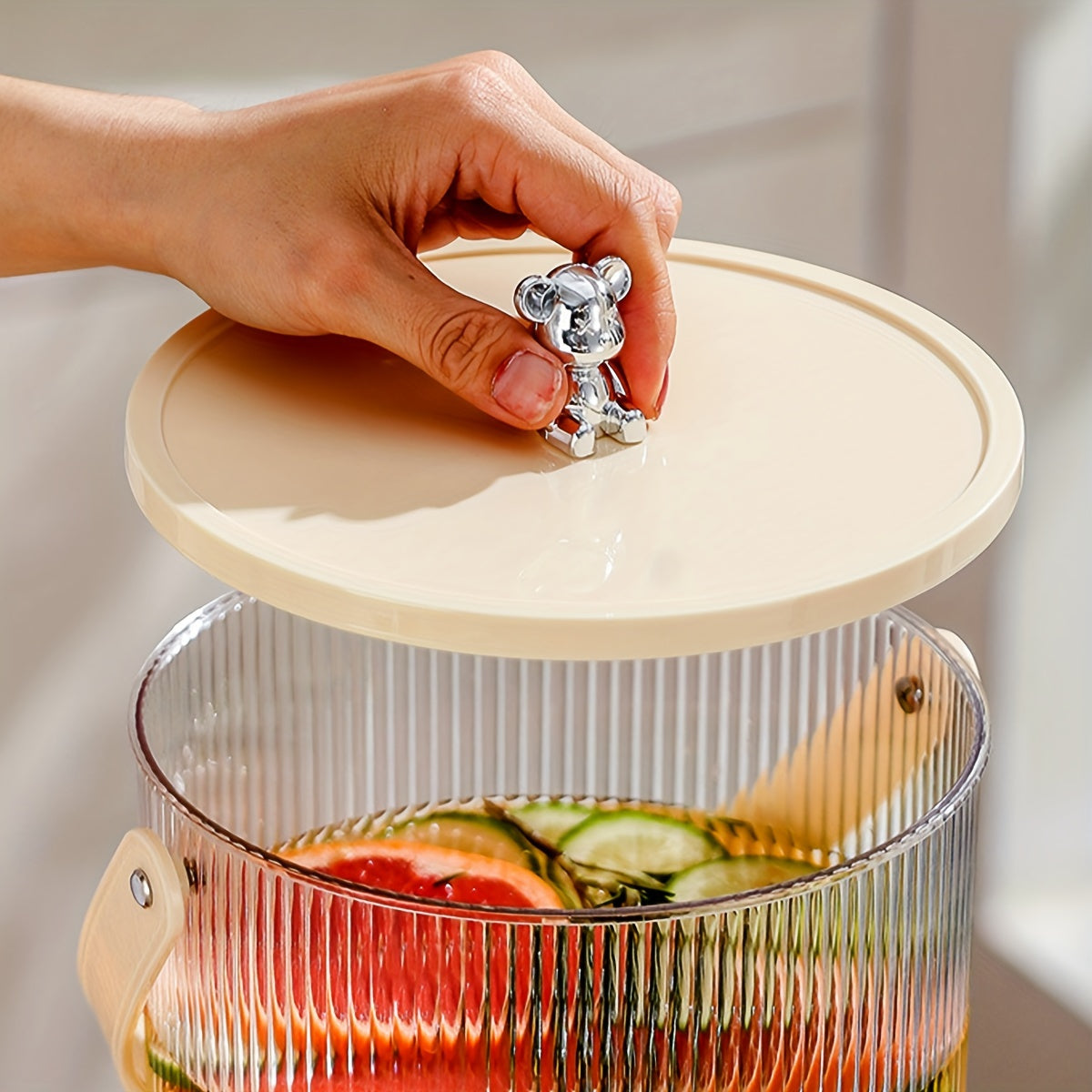 Plastik ichimlik tarqatuvchisi - partiyalar va yotoqxonalarga mo'ljallangan. Yuqori haroratga chidamli muz idishi, sovuq ichimliklarni elektr energiyasiga ehtiyoj sezmasdan xizmat qilish uchun ajoyib.