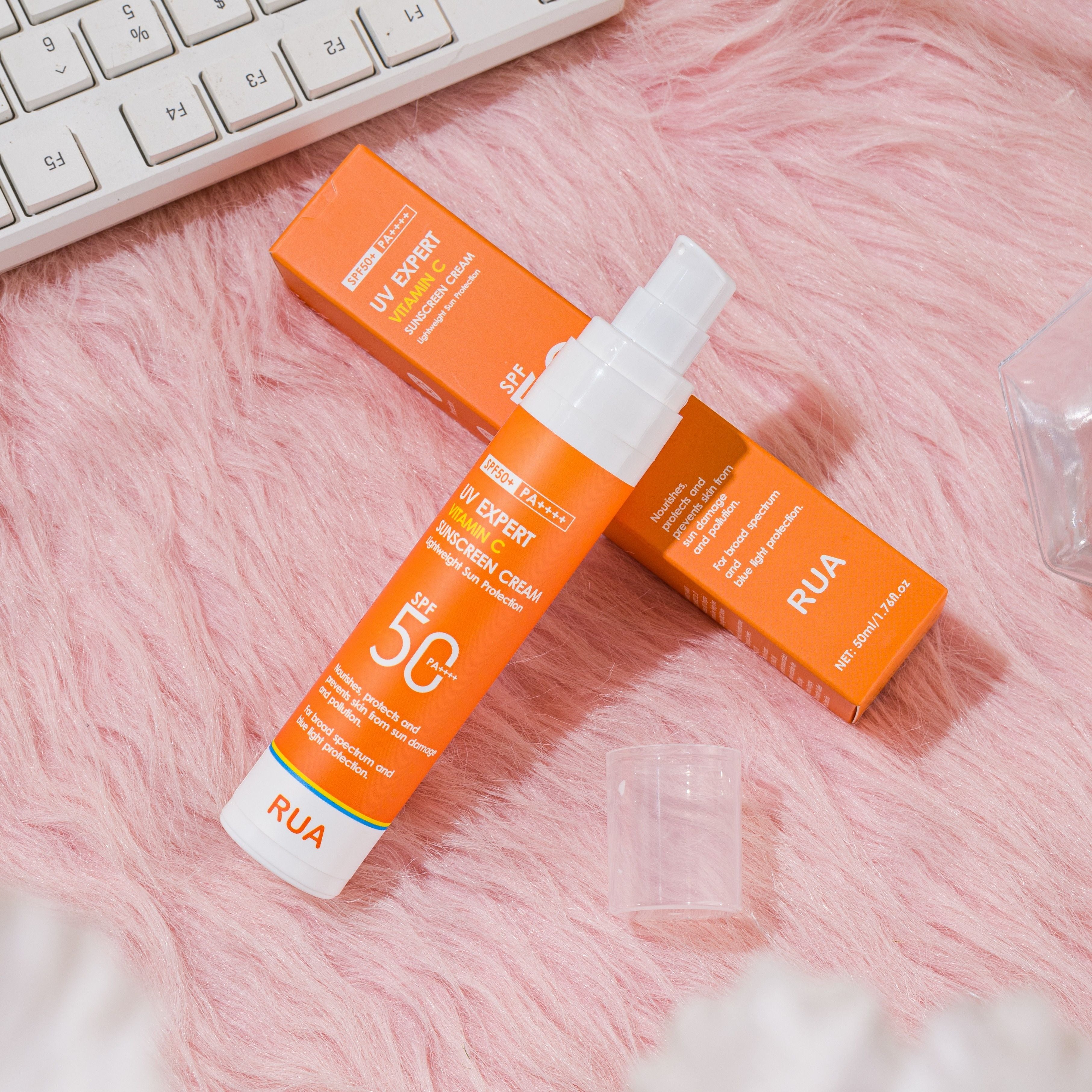 Yuz va tanaga mo'ljallangan yog'siz Vitamin C quyoshdan himoya kremi, quyoshli kunlarda ochiq havoda faoliyatlar uchun ideal.