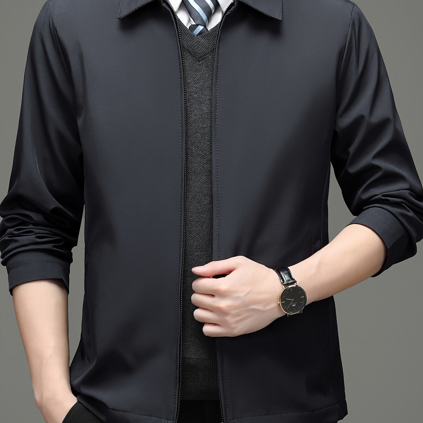 Yengil erkaklar tasodifiy jakketi, polyesterdan tayyorlangan, qattiq ko'k rangda, zip-up yopilishi, yengil yaka, uzun yenglar va mashinada yuvish mumkin bo'lgan dizaynga ega. Bahor va kuz uchun ideal, mos keladi