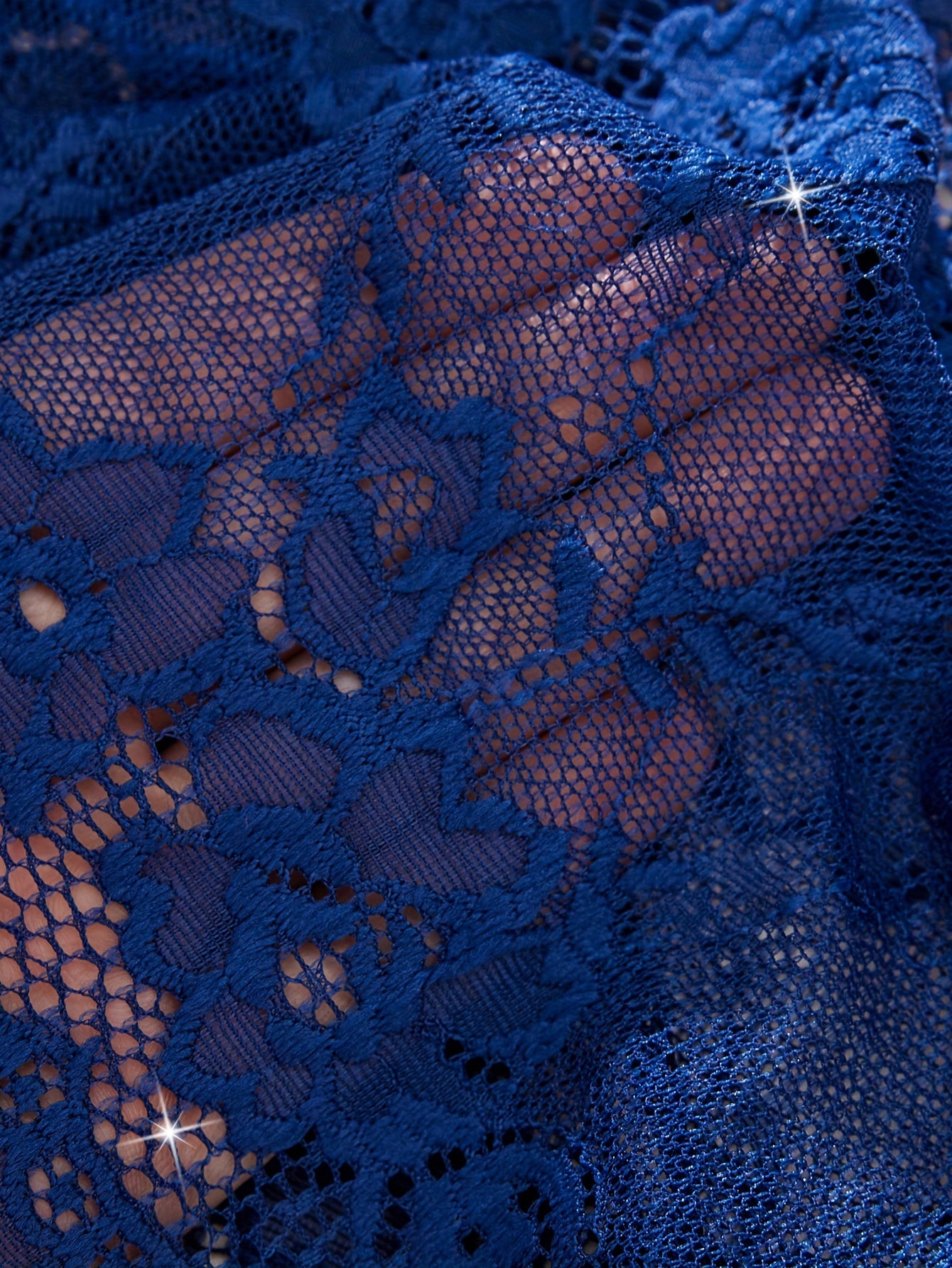 Gul naqshli dantel ichki kiyim to'plami, qoshni bog'ichli brassiyer va qorin qismisiz ichki kiyim bilan jozibali ko'rinish.