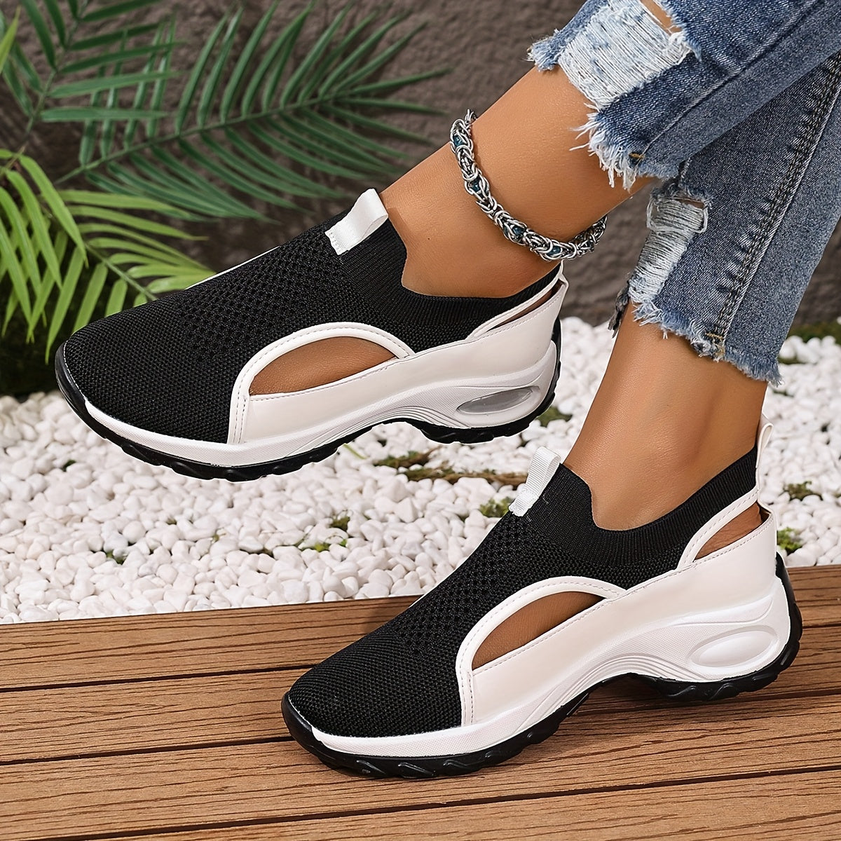 Женские кроссовки-слипы черные и белые повседневные низкие на тканевой верхушке