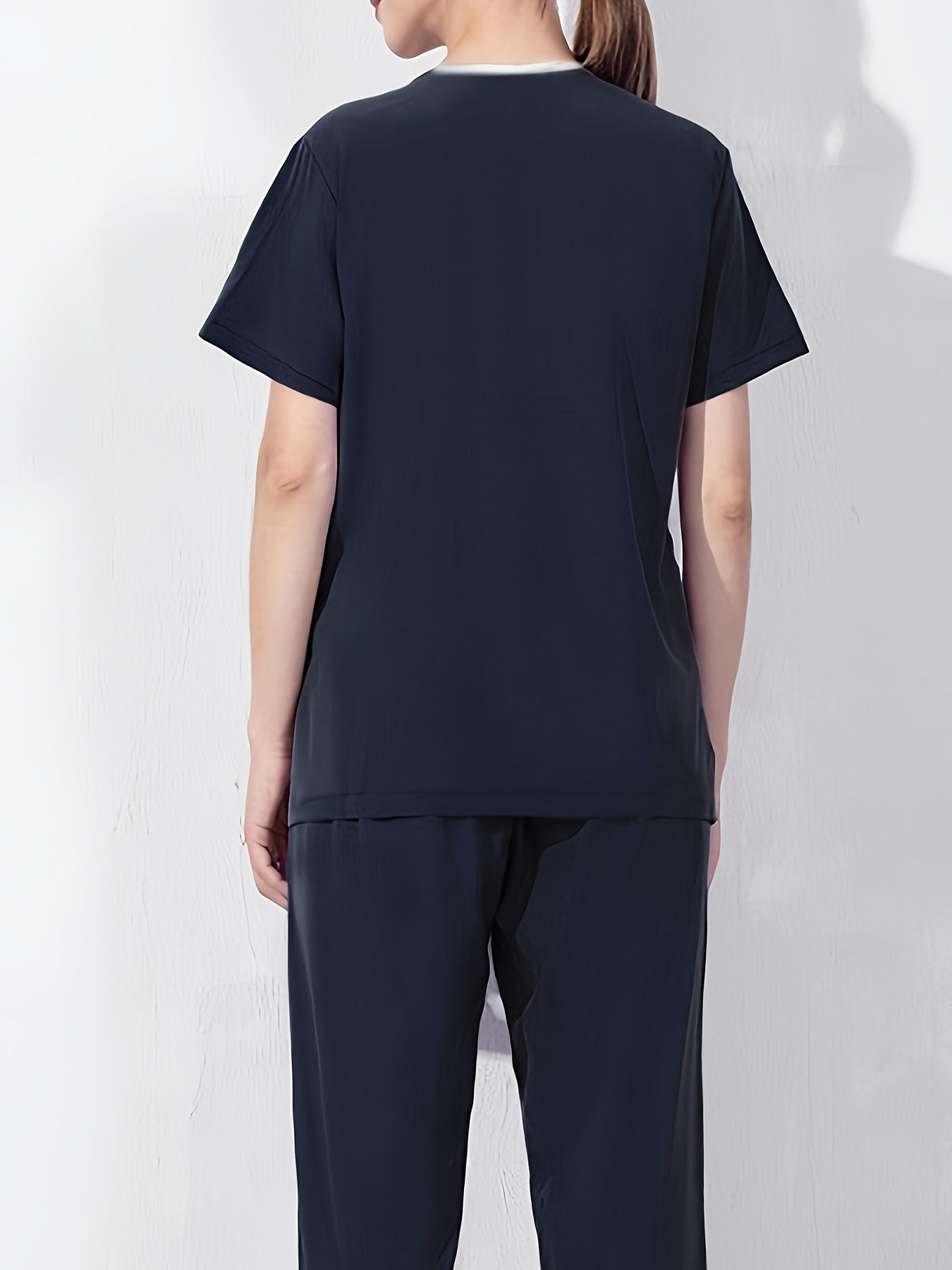 Tibbiy parvarish uchun kontrast trimli skrab to'plami, V shaklidagi qisqa yengli ko'ylak va shimlar, ayollar kiyimlari