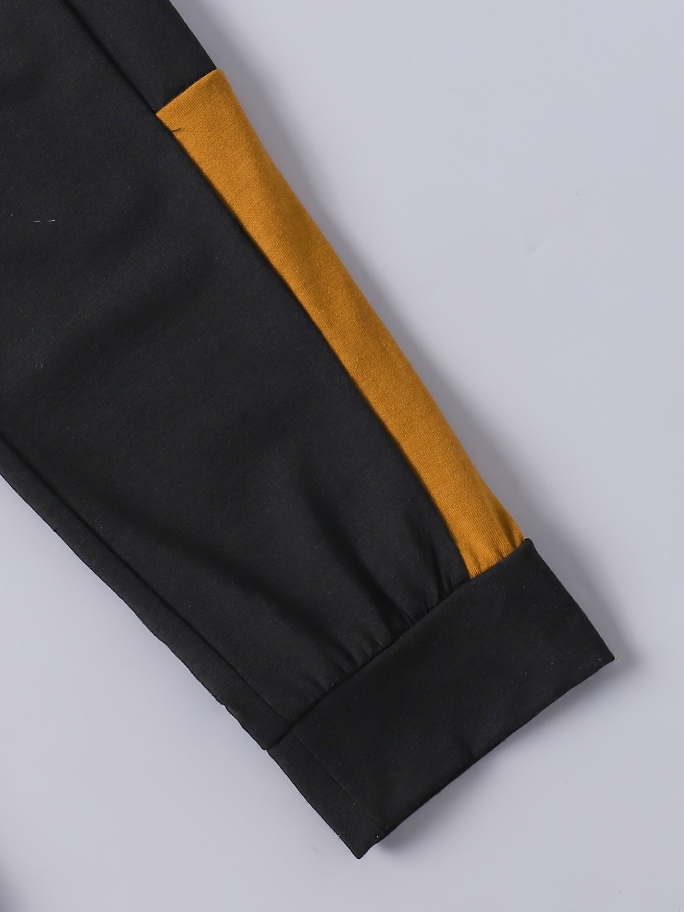 Yigitlar uchun yozgi kundalik ko'rsatilgan to'plam, rang blokli T-shirt va jogger shimlar bilan, 12 o'lcham