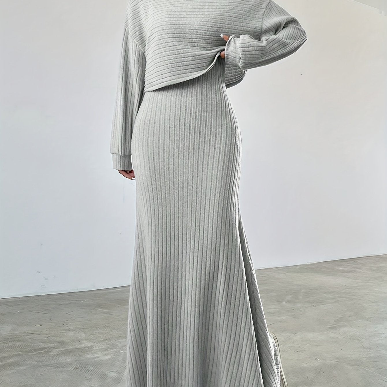 Комплект платья однотонного цвета с рифленой текстурой, состоящий из топа с длинными рукавами и безрукавного платья-майки, женская одежда.