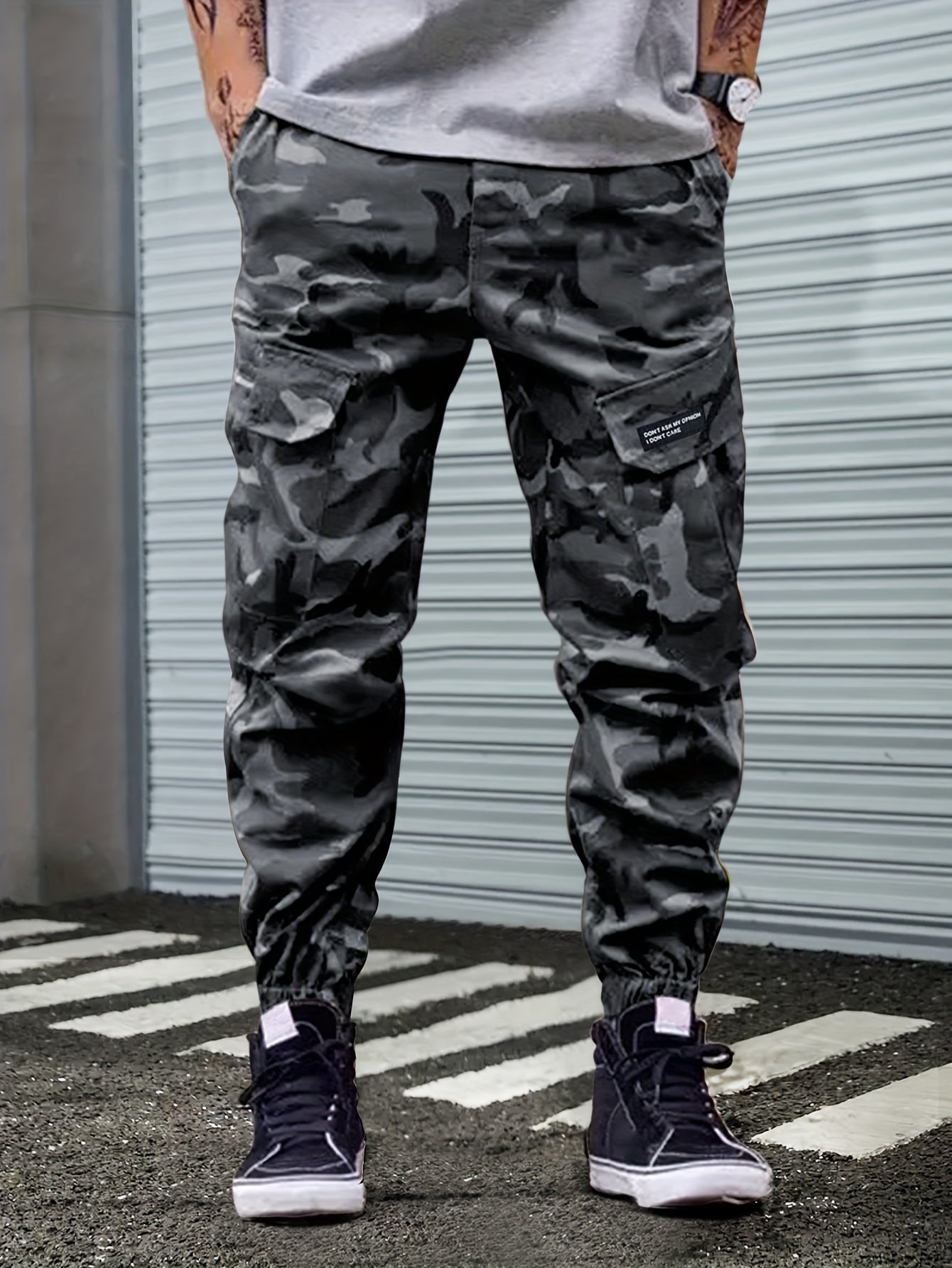 Men's Camo Cargo Pants with Comfort Fit Pockets and Street-Style Drawstring