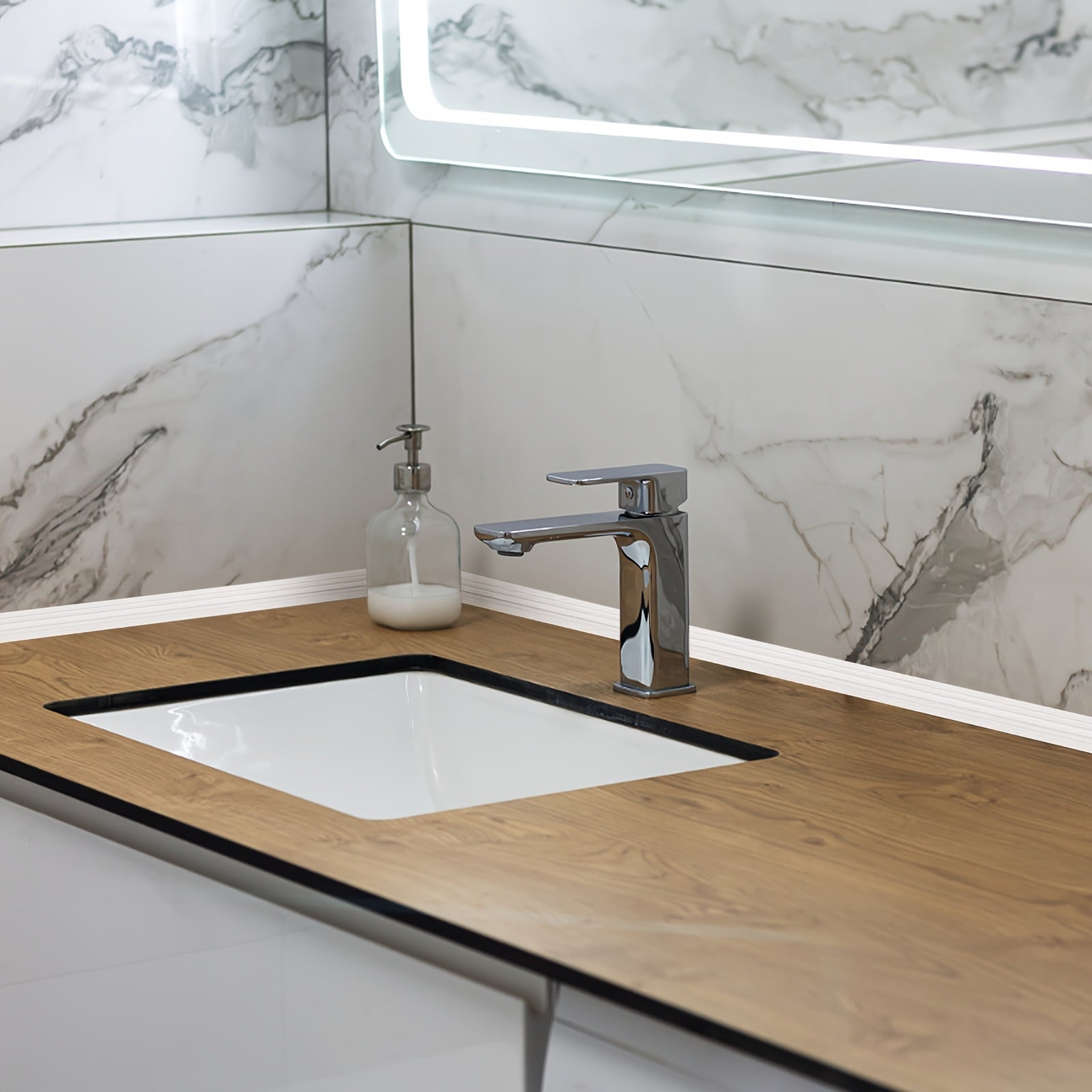 Белая резиновая уплотнительная лента в длинах 3/6/10/20 м, предназначенная для защиты от ветра и подходящая для использования в мебели и щелях. Эта лента противоударная, самоклеящаяся и обеспечивает звукоизоляцию, а также защиту от ветра и пыли,