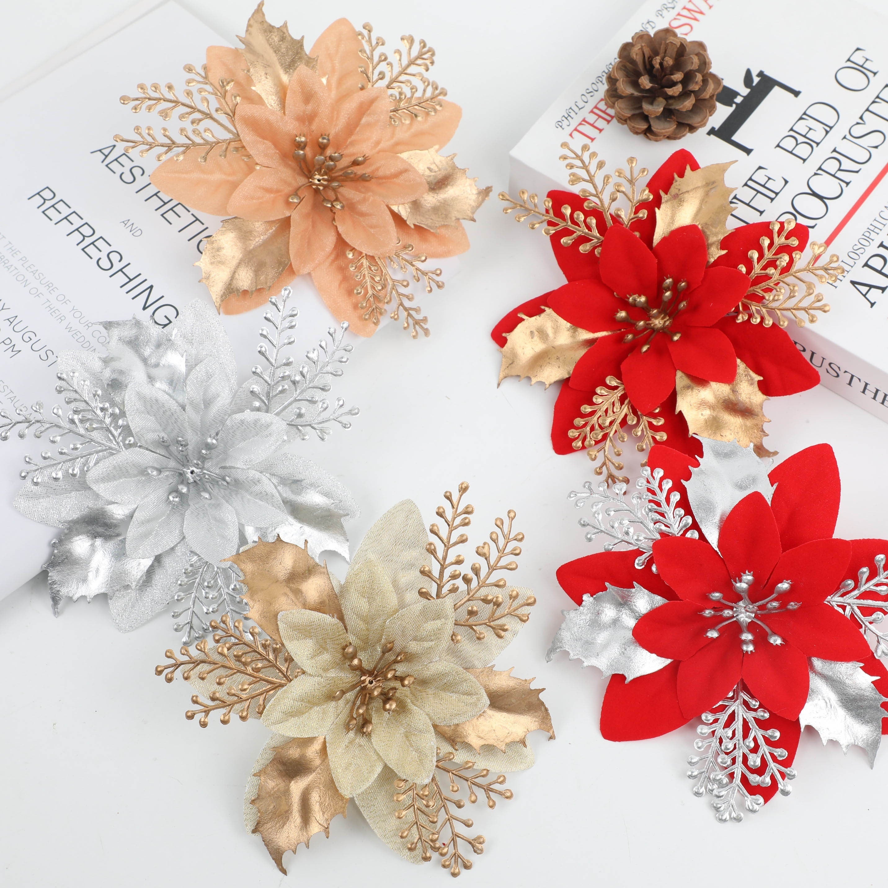 Conjunto de 12 flores artificiales de poinsettia en rojo y dorado para coronas y decoraciones navideñas