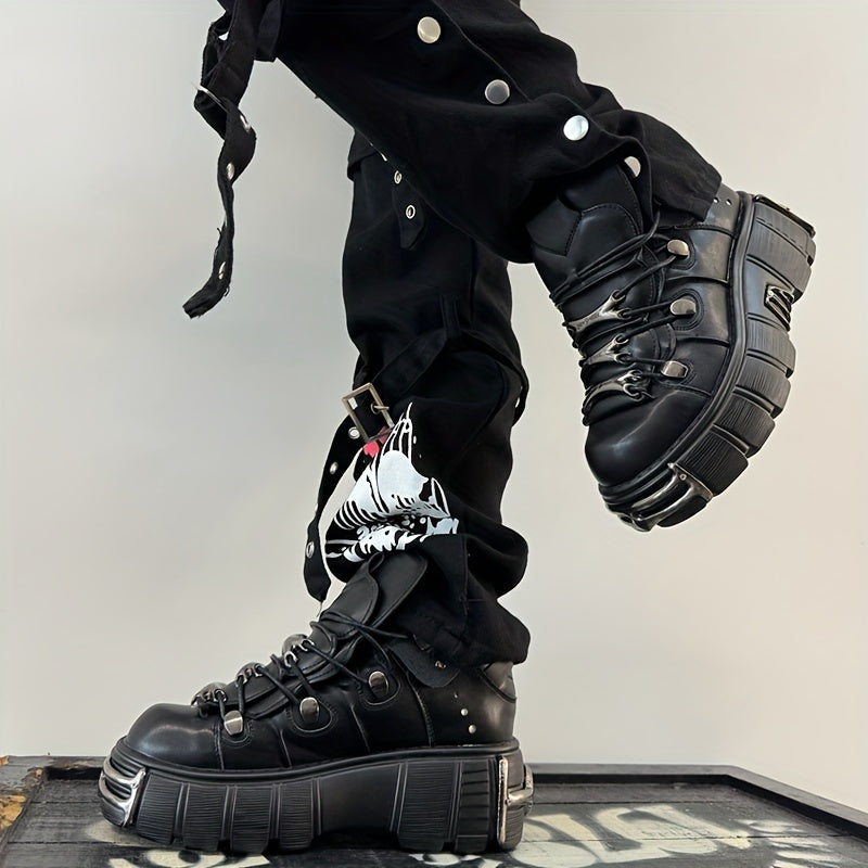 Y2K uslubidagi punk rok platforma krossovkalari, bir rangli bog'ichli ankle botinkalar bilan. Qalin taglik va sirpanmaydigan kauchuk taglikka ega qulay pastki doira botiq. Har mavsumga mos mato bilan qoplangan poyabzal.