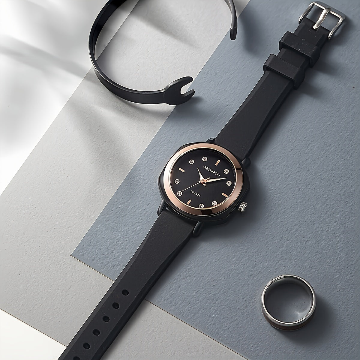 Small Quartz Watch for Women with Cute Silica Gel Strap and Elegant Design