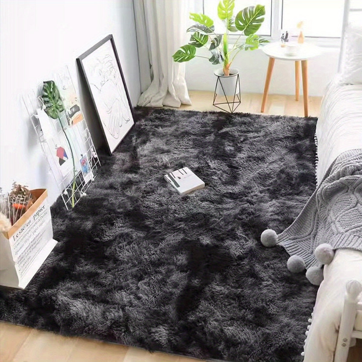 O'z makoningizni 1 dona Zamonaviy Oddiy Tie-dye Uzun Pile Gilam bilan ko'taring. Bu yumshoq va qulay gilam formaldehid va har qanday o'ziga xos hiddan xoli. U to'kilmaslik va so'nmaslik xususiyatlariga ega bo'lib, quyidagi turli joylar uchun ideal:
