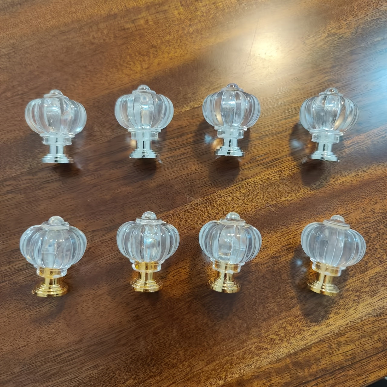 Акриловые ручки из пластика для ящиков, шкафов и гардеробов теперь предлагаются в золотистых и серебристых оттенках.