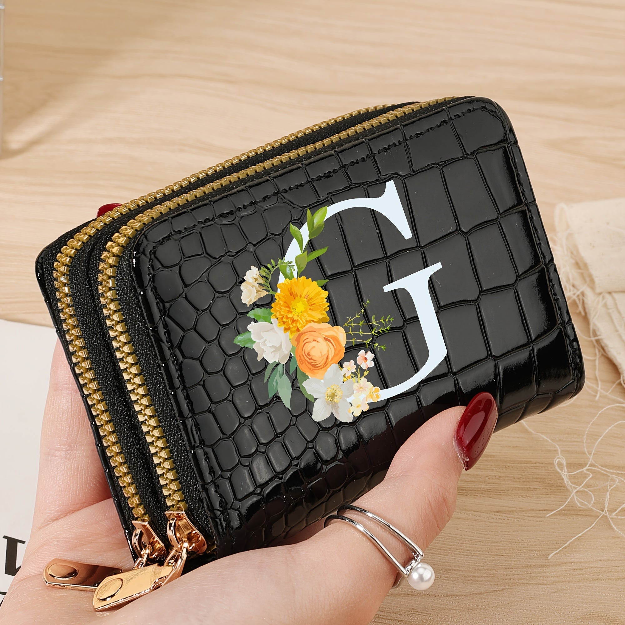 Bir nechta slotlari va zamonaviy fermuari bo'lgan mustahkam kredit karta saqlash sumkasi, maktab, yotoqxona va maktabga qaytish uchun zarur bo'lgan buyumlar uchun.