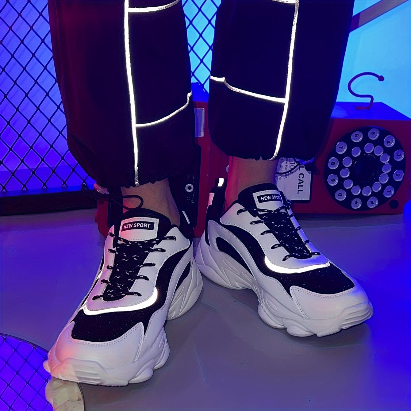 Erkaklarning ochiq havoda faoliyatlari uchun retro ko'rinishga ega aks ettiruvchi qalin poyabzal.