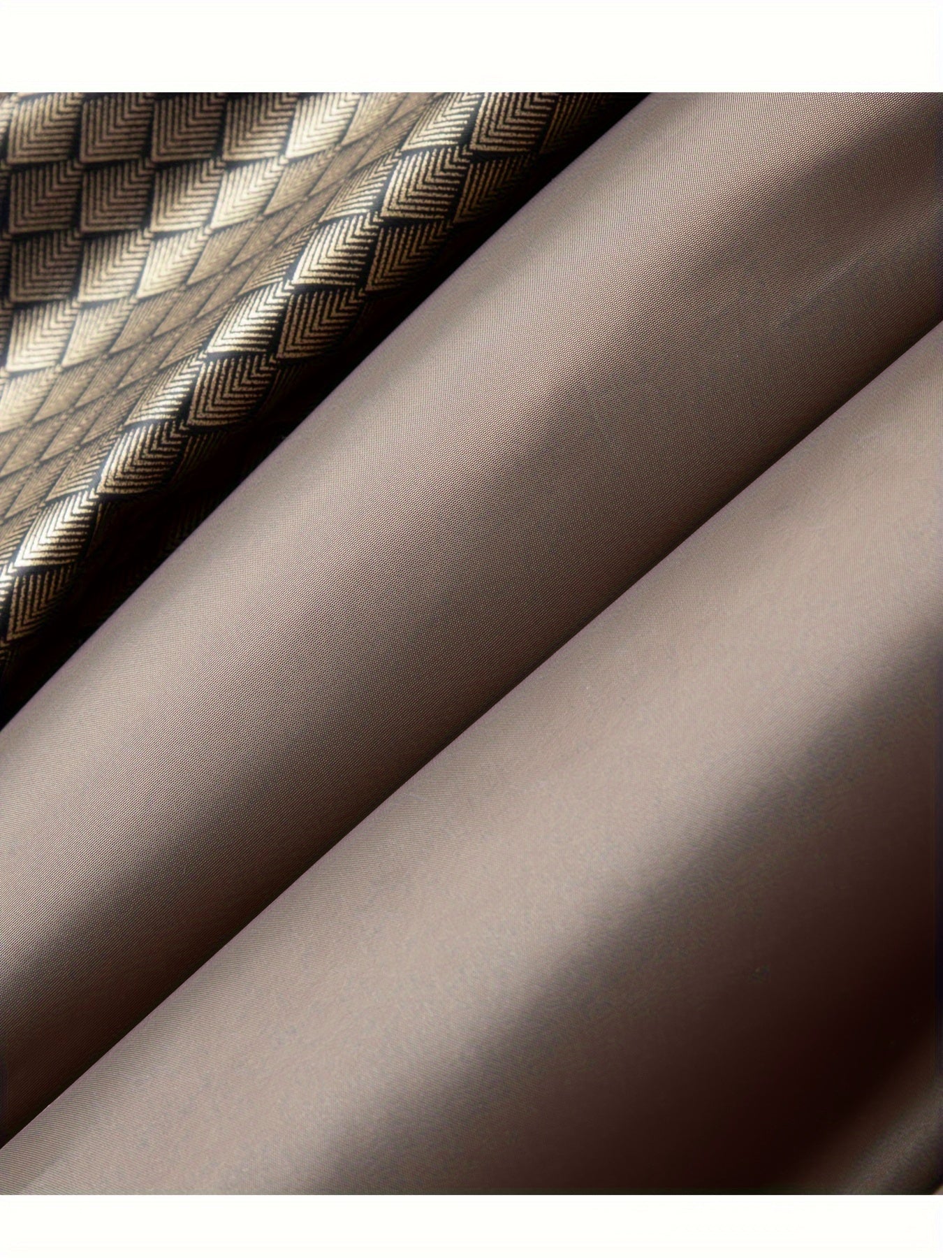 Erkaklar uchun qora rangdagi bej aksentli ajratiladigan kapüşonli qishki kurtka, polyesterdan tayyorlangan, fermuari bilan yopiladi va tortish ipi detallariga ega, ochiq havoda faoliyatlar uchun mos.