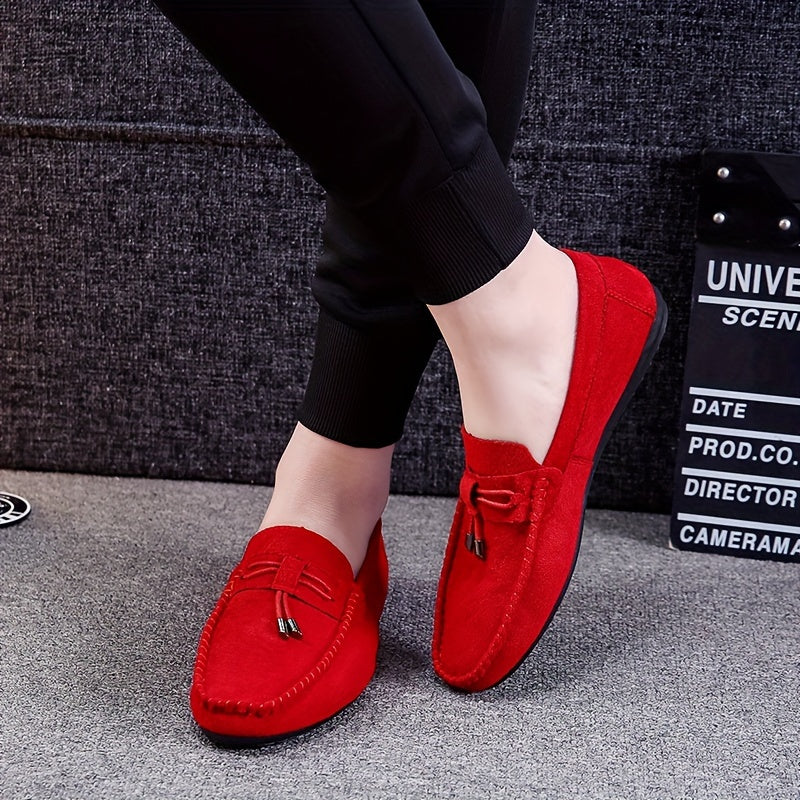 Erkaklar uchun qora kanvas slip-on loafers, tassel detali, kauchuk taglik va barcha mavsumlar uchun mato astar. Zamonaviy va qulay kanvas poyabzal.