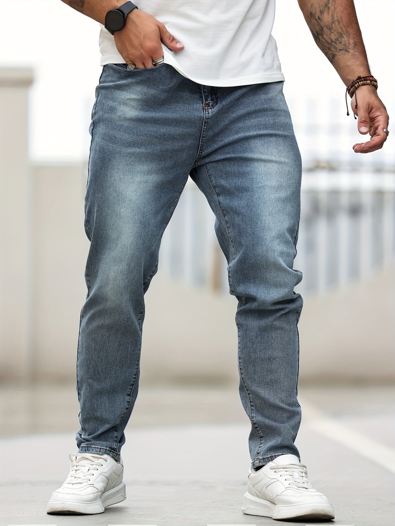 Erkaklar uchun plussiz skinny jinsilar 68% paxta, 24% polyester, 6% tencel va 2% elastan dan tayyorlangan. Oddiy rangli denim, cho'ntaklar va o'rtacha cho'zilish xususiyatlariga ega. Har mavsum uchun mos.