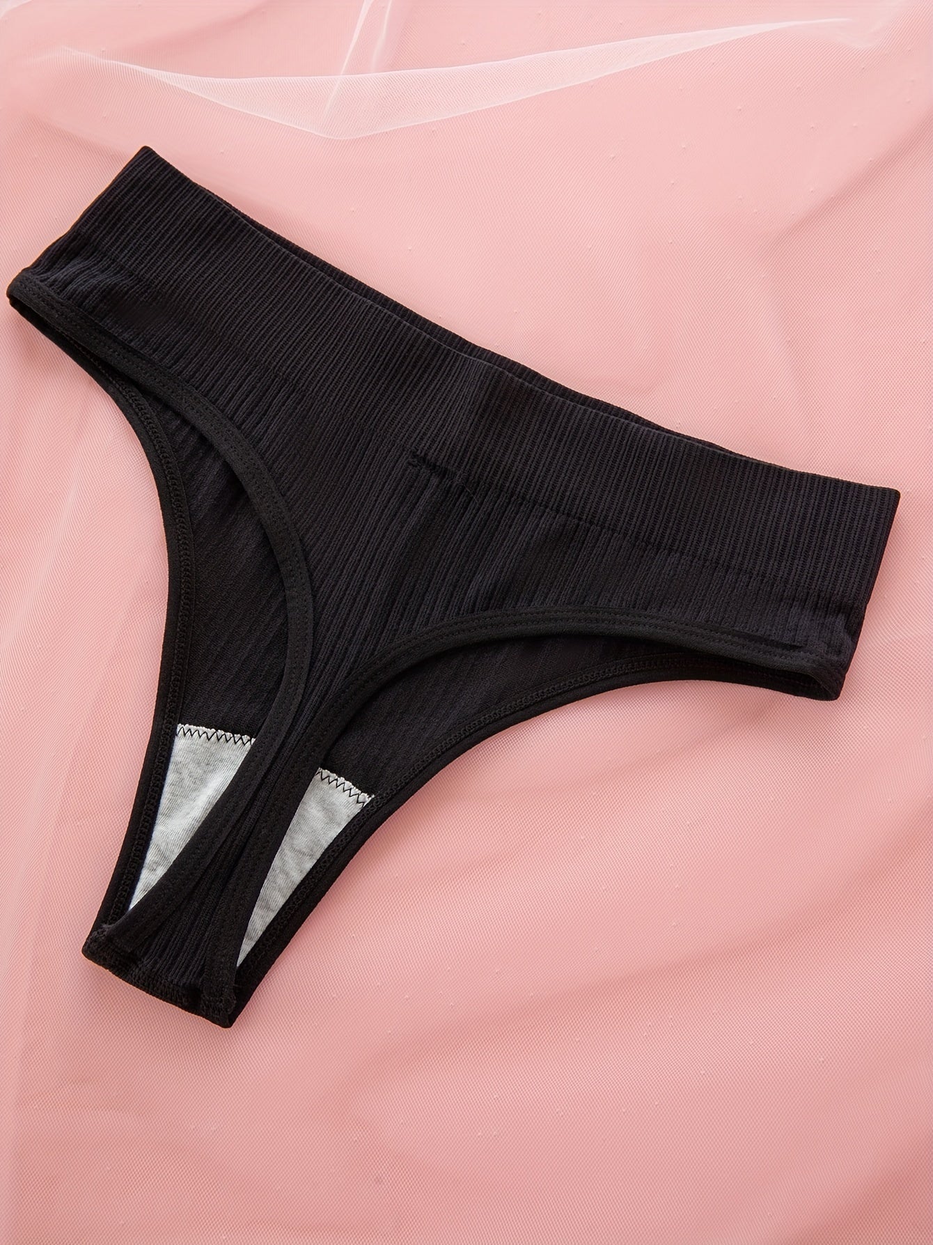 3-qismli tasodifiy ichki kiyim to'plami, simsiz kamzuli va ichki kiyimlar bilan. Ko'taruvchi ta'sir uchun mustahkam ribbed materialdan tayyorlangan.