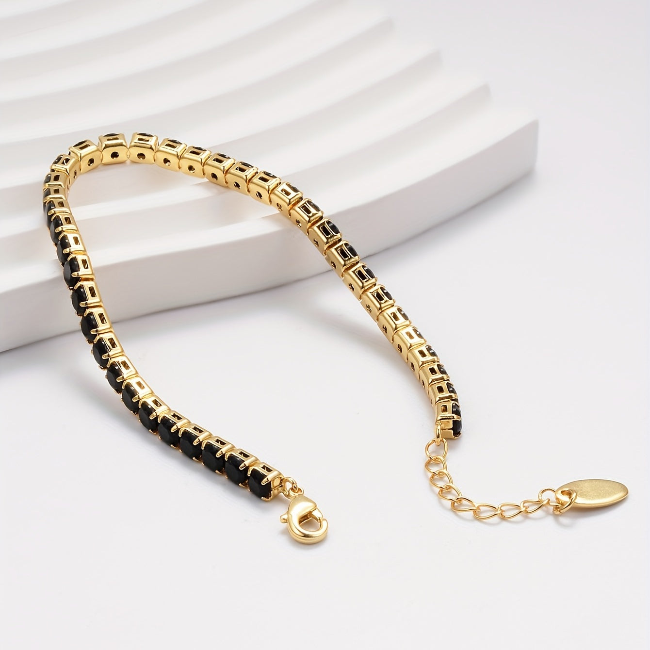 Zamonaviy shaxsiyatga ega ajoyib qora zirkoni zanjir bilaguzuk, 18K oltin bilan qoplangan klassik tennis bilaguzuk, ayollar va qizlar uchun ideal, yubiley yoki to'y zargarlik uchun mukammal.