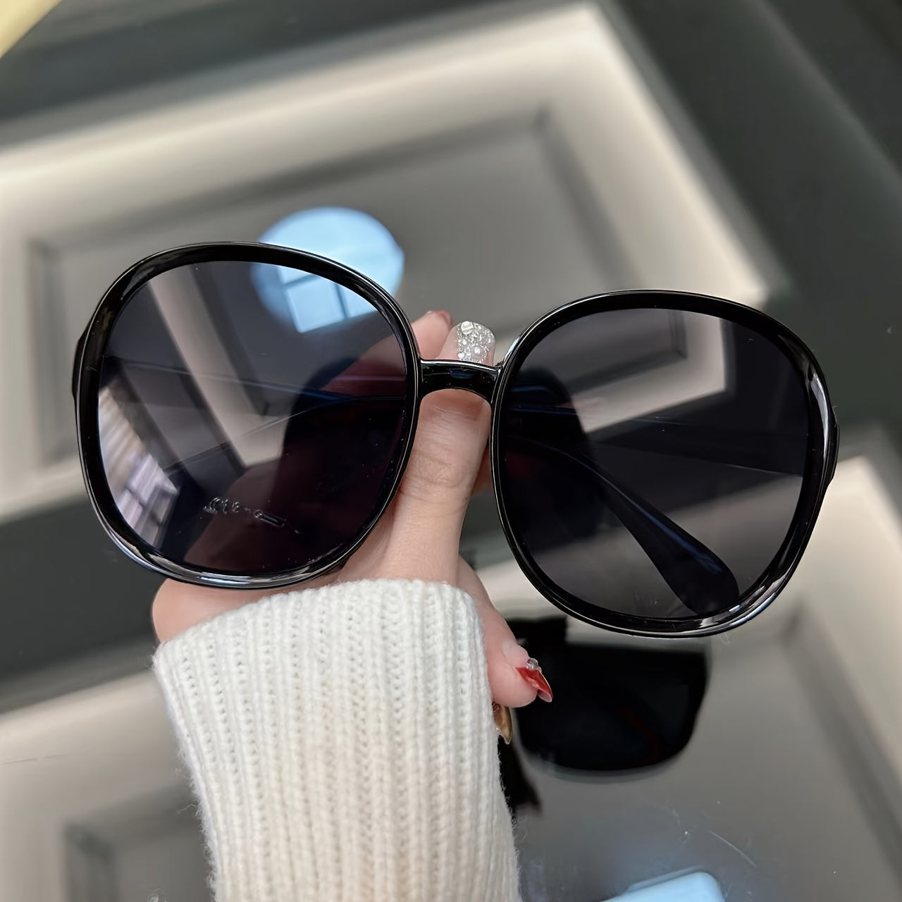 Women's Oversized Circular Sunglasses with Mirrored Lenses and Gradient Plastic Frames