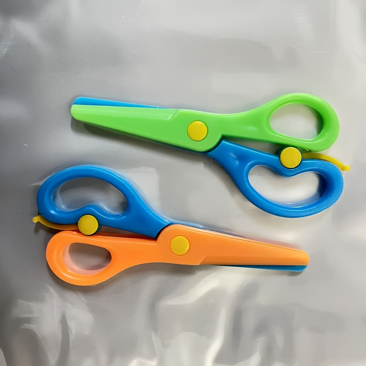 2 ta bolalar uchun xavfsiz qo'lqopli qaychi DIY loyihalari uchun, yoshlar uchun xavfsiz dizaynga ega rang-barang kichik qog'oz kesish asboblari. Talabalar va ijodiy faoliyatlar uchun mukammal.