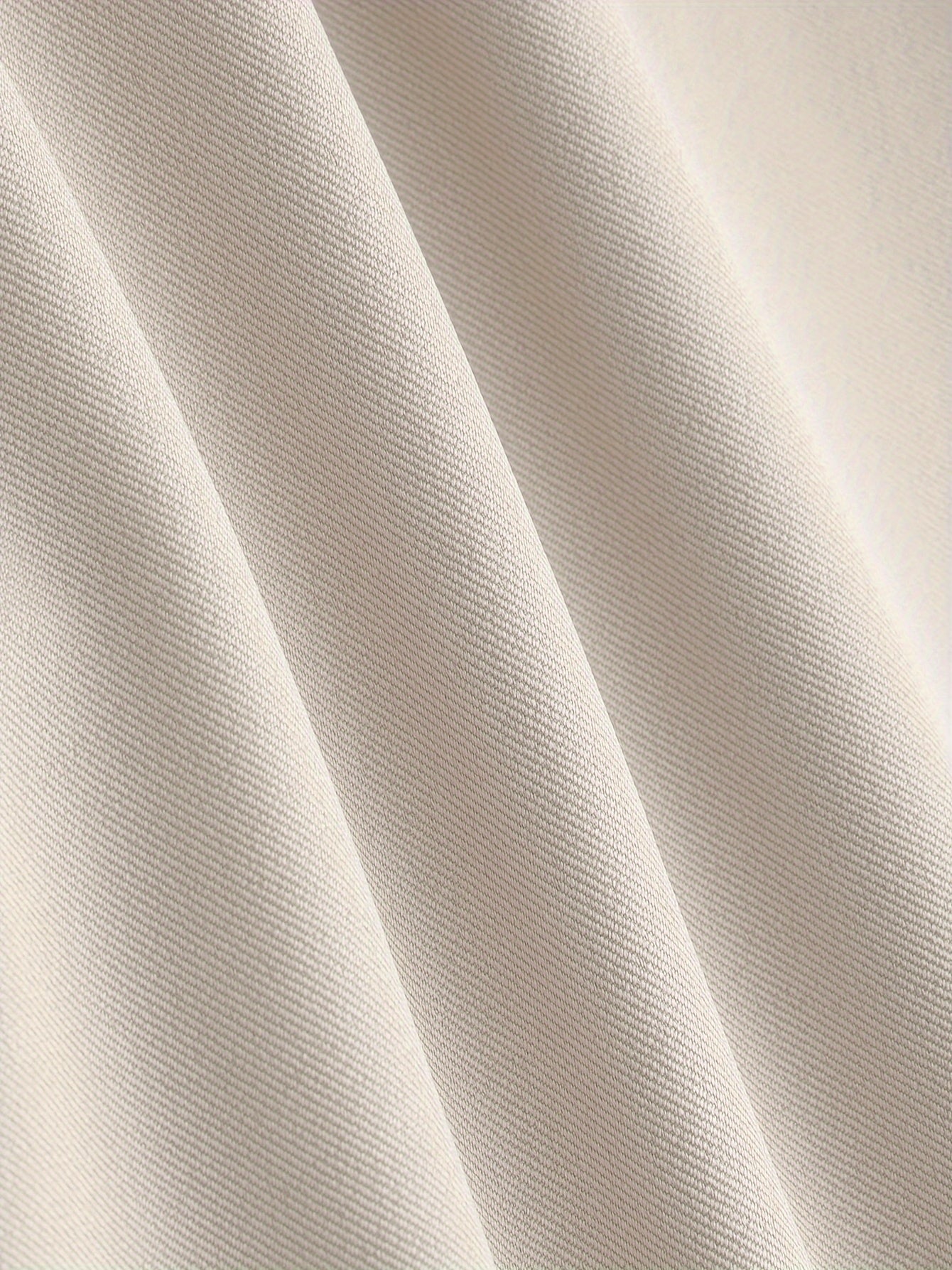 Ayollar uchun yuqori belli keng oyoq shimlar, bir rangda, polyester aralashmasidan tayyorlangan. Tugma tafsiloti mavjud va barcha mavsumlar uchun mos keladi.