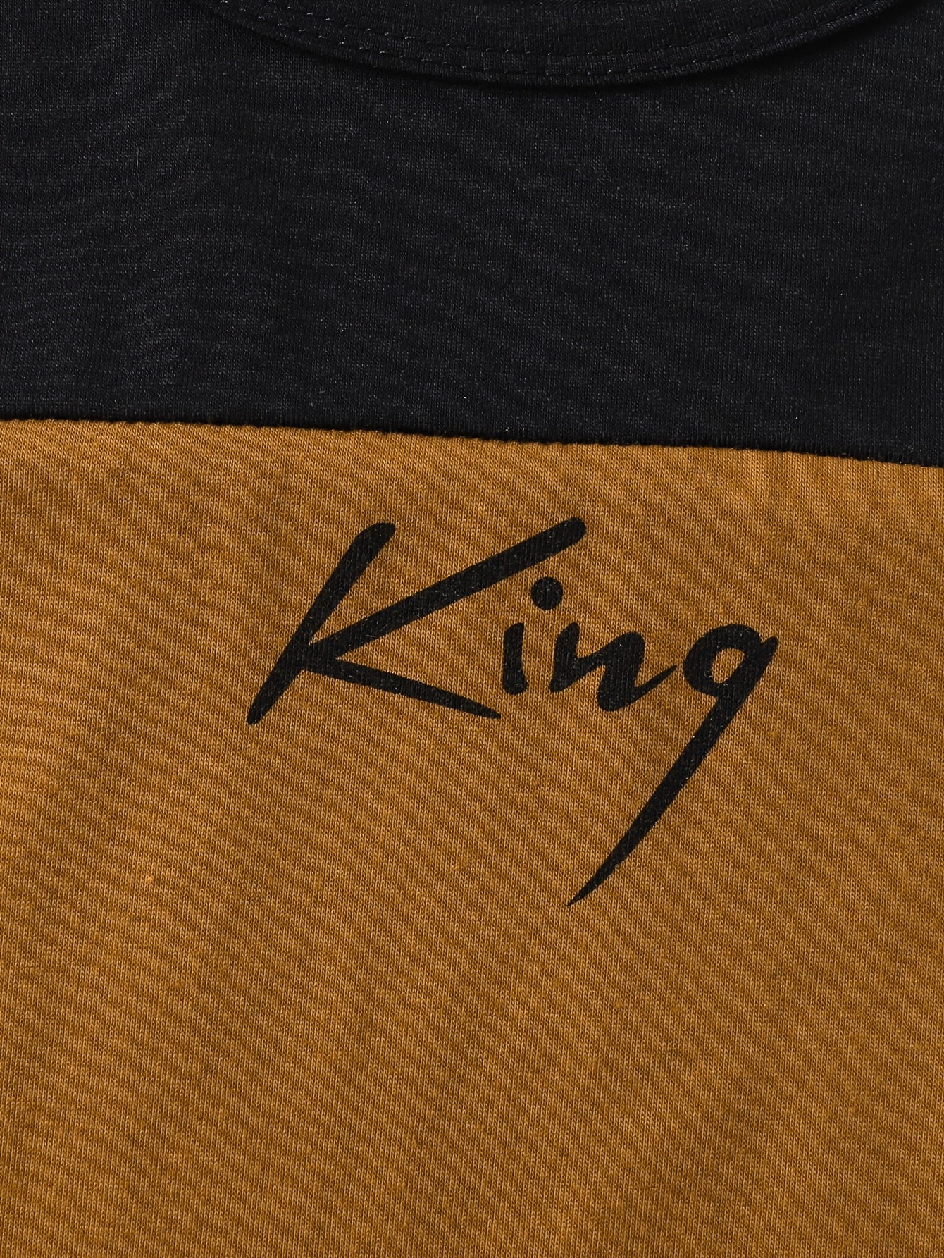 Yigitlar uchun yozgi kundalik ko'rsatilgan to'plam, rang blokli T-shirt va jogger shimlar bilan, 12 o'lcham