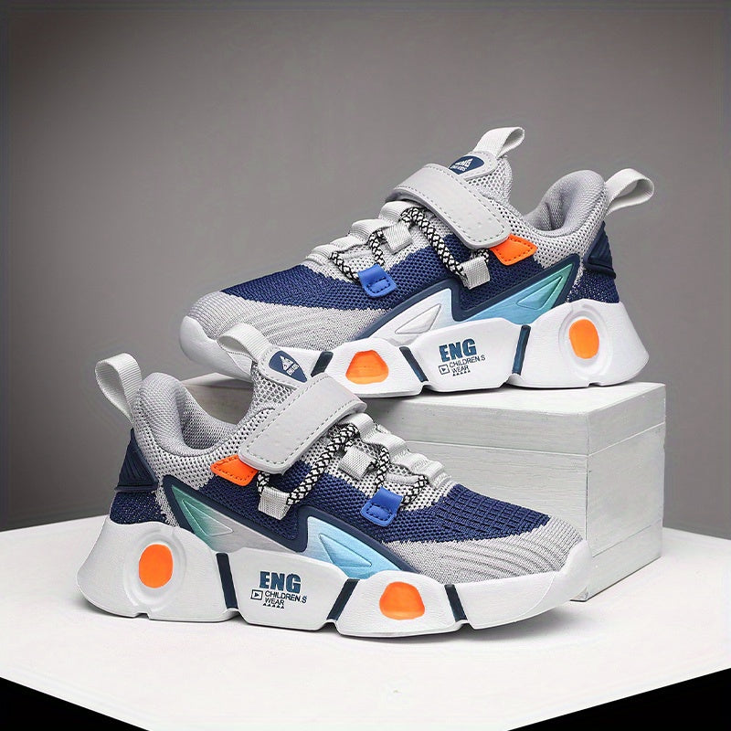 Zarif pushti va qora chiziqli to'qilgan krossovkalar - nafas oladigan, engil va qulay, yopishqoq yopish bilan. Har mavsum uchun mukammal. Yoshlar uchun tasodifiy poyabzal EVA yostiqli.