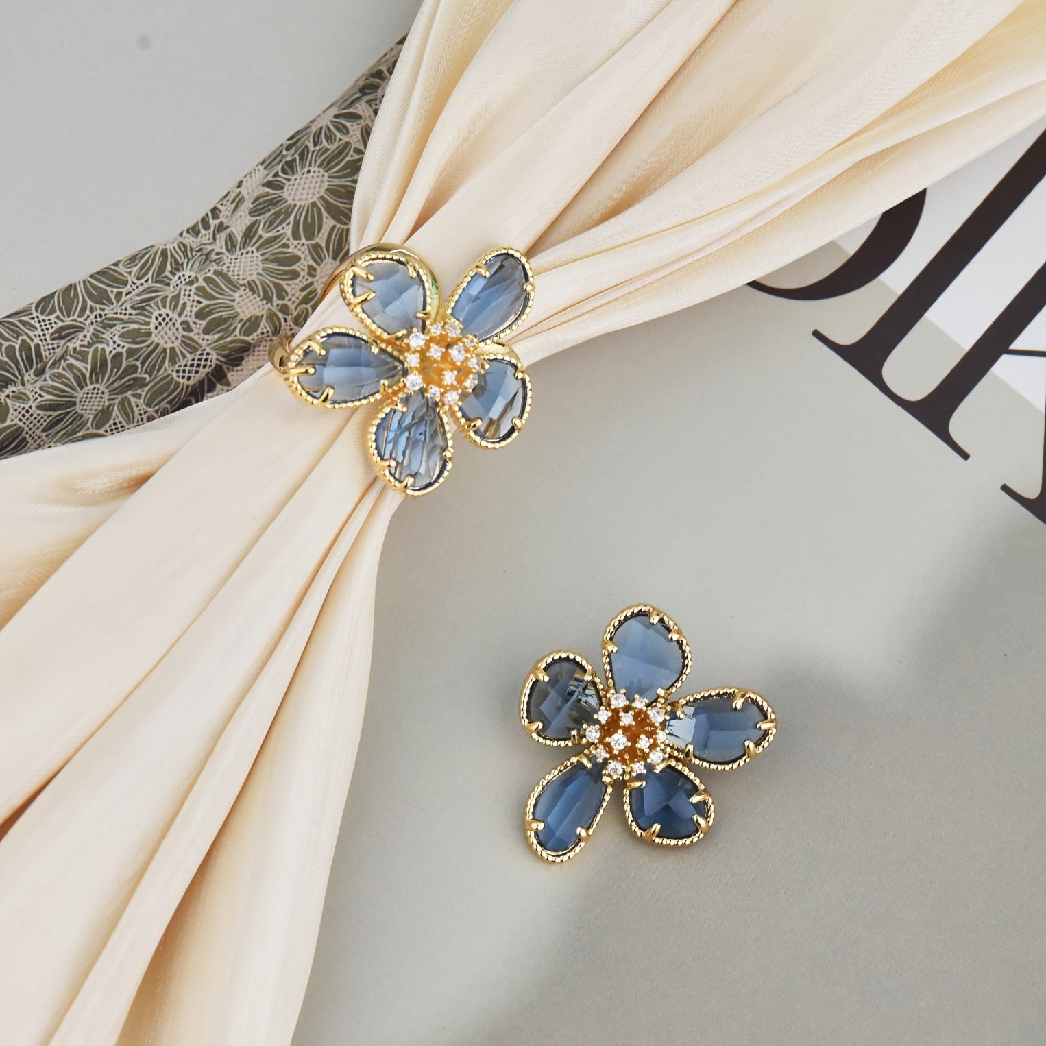 Broche de flor en tono dorado vintage con detalles de cristal para mujeres