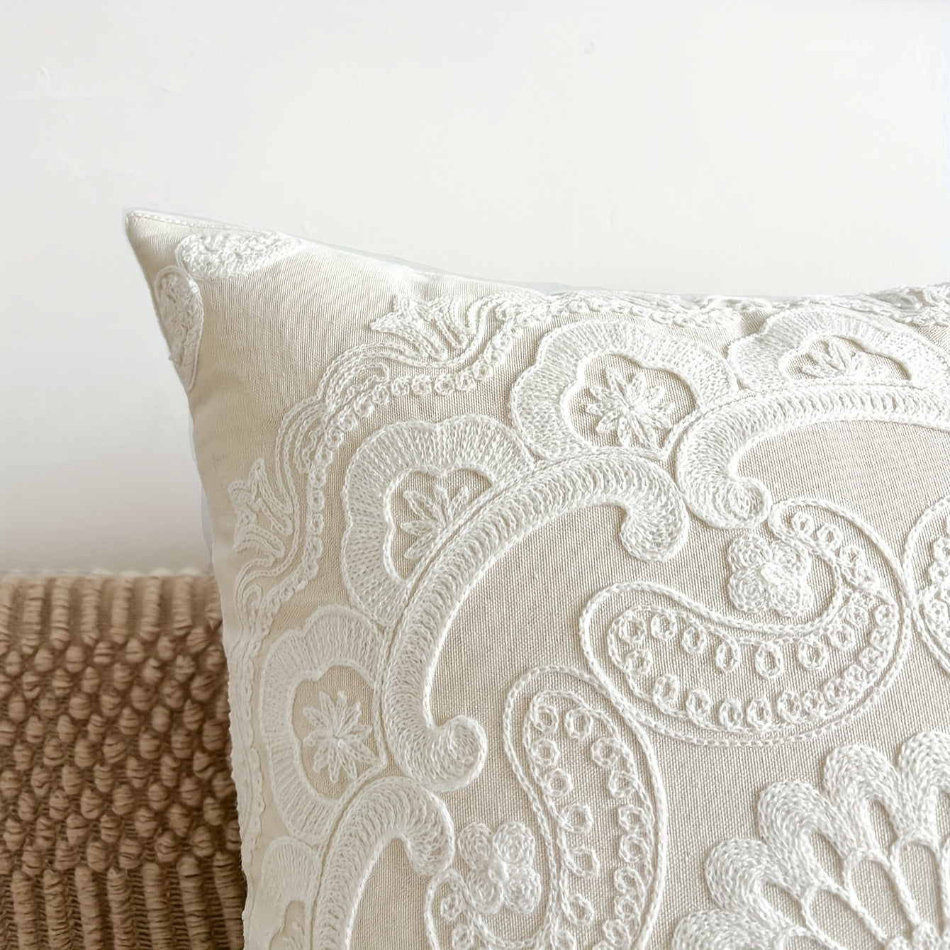 Элегантная круглая наволочка для подушки с вышивкой в цветочном стиле в традиционном исполнении. Машинная стирка, с застежкой на молнии. Идеально подходит для декора комнаты. Вставка для подушки не включена.