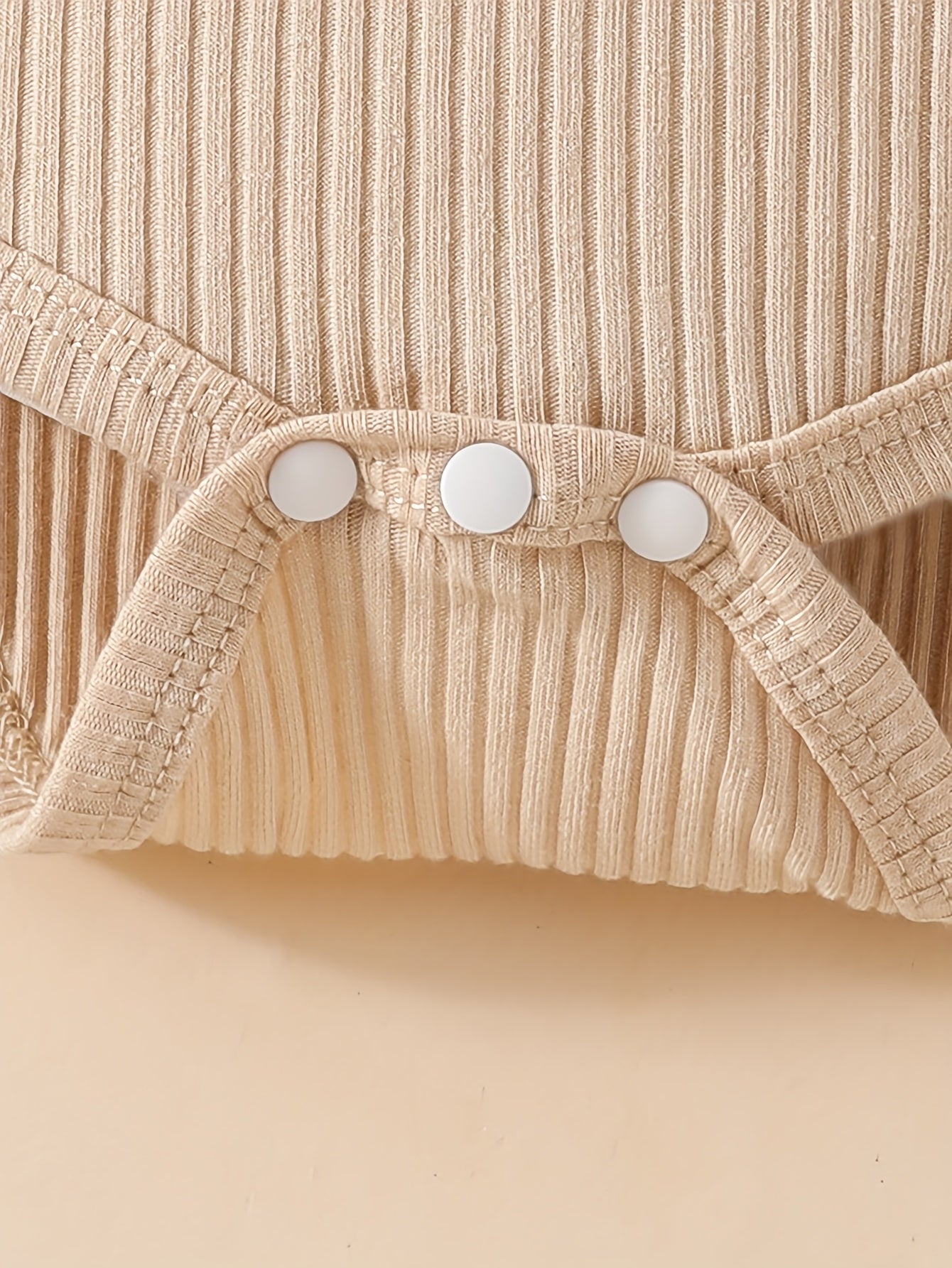 Uzoq yengli ko'ylak va shimlar bilan bosh o'ralgan uch qismli to'plam.