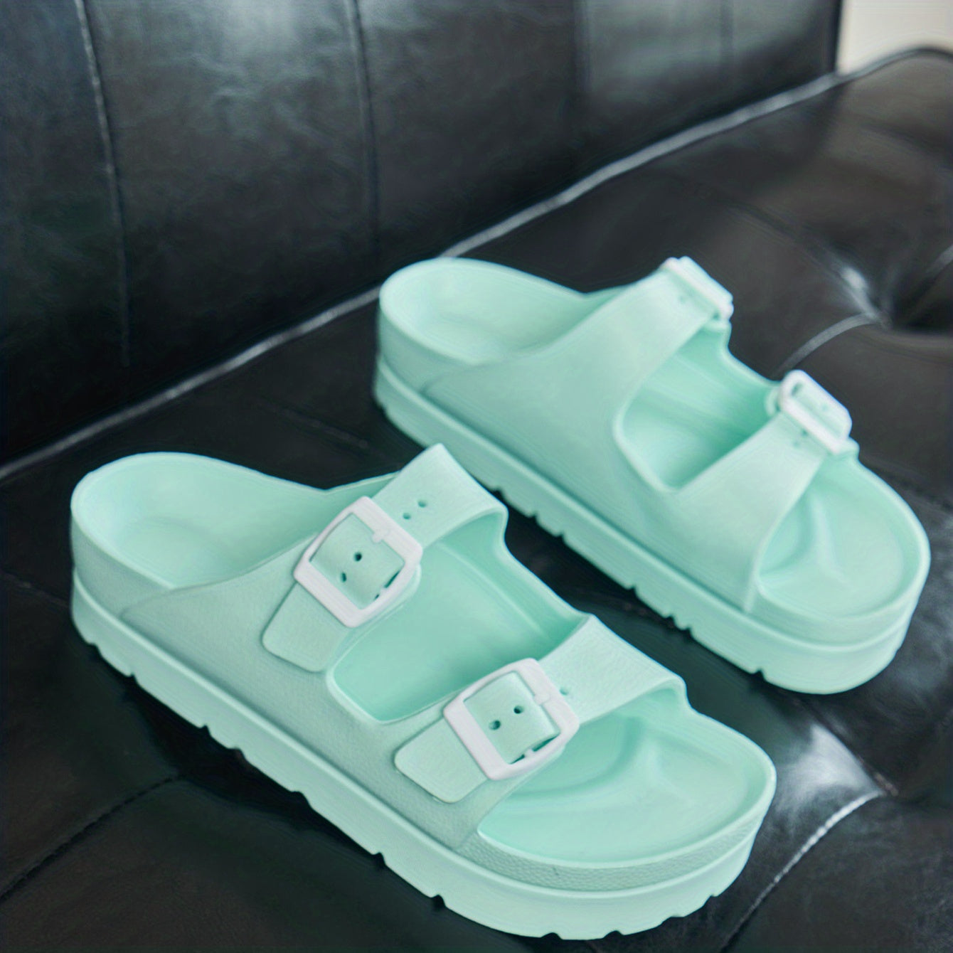 Ayollar uchun bir rangli sandallar, kundalik foydalanish uchun platformali slaydlar, sozlanadigan ikki taqilgan qisqichlar bilan