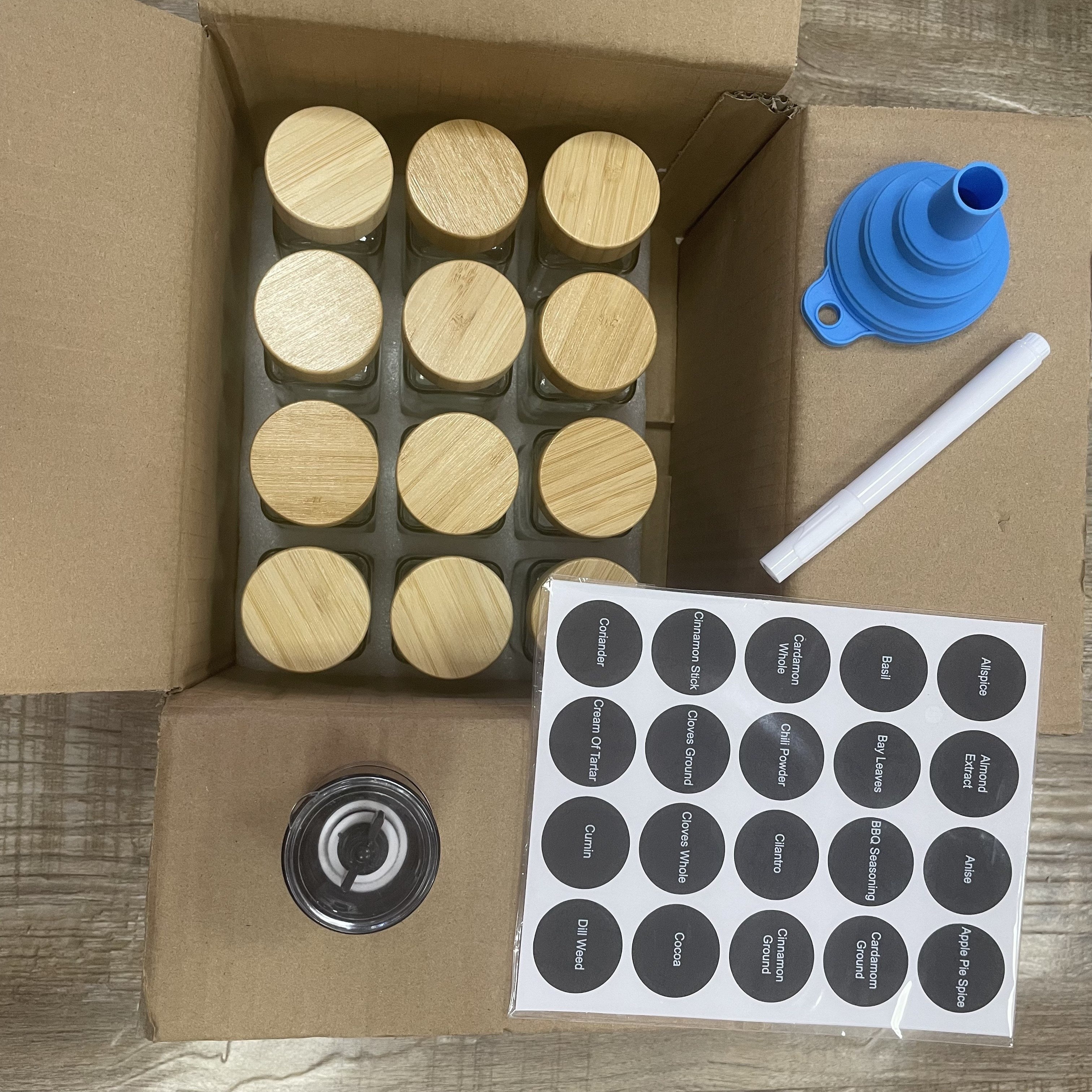 12, 24, 36 yoki 48 dona havo o'tkazmaydigan shisha ziravorlar idishlari to'plami oshxonadagi ziravorlar shishalarini tartibga solish uchun. Shuningdek, BBQ rublari, o'tlar va ziravorlar uchun ham ishlatilishi mumkin. Oziq-ovqat bilan aloqa uchun xavfsiz.