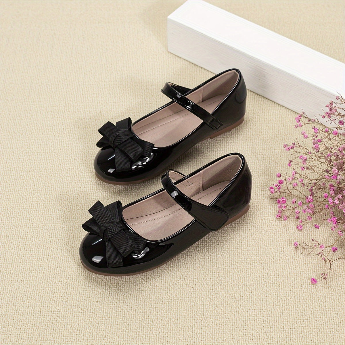 Qizlar uchun bog'ichli yumshoq tekis poyabzal, norasmiy yoki rasmiy tadbirlar uchun mukammal.