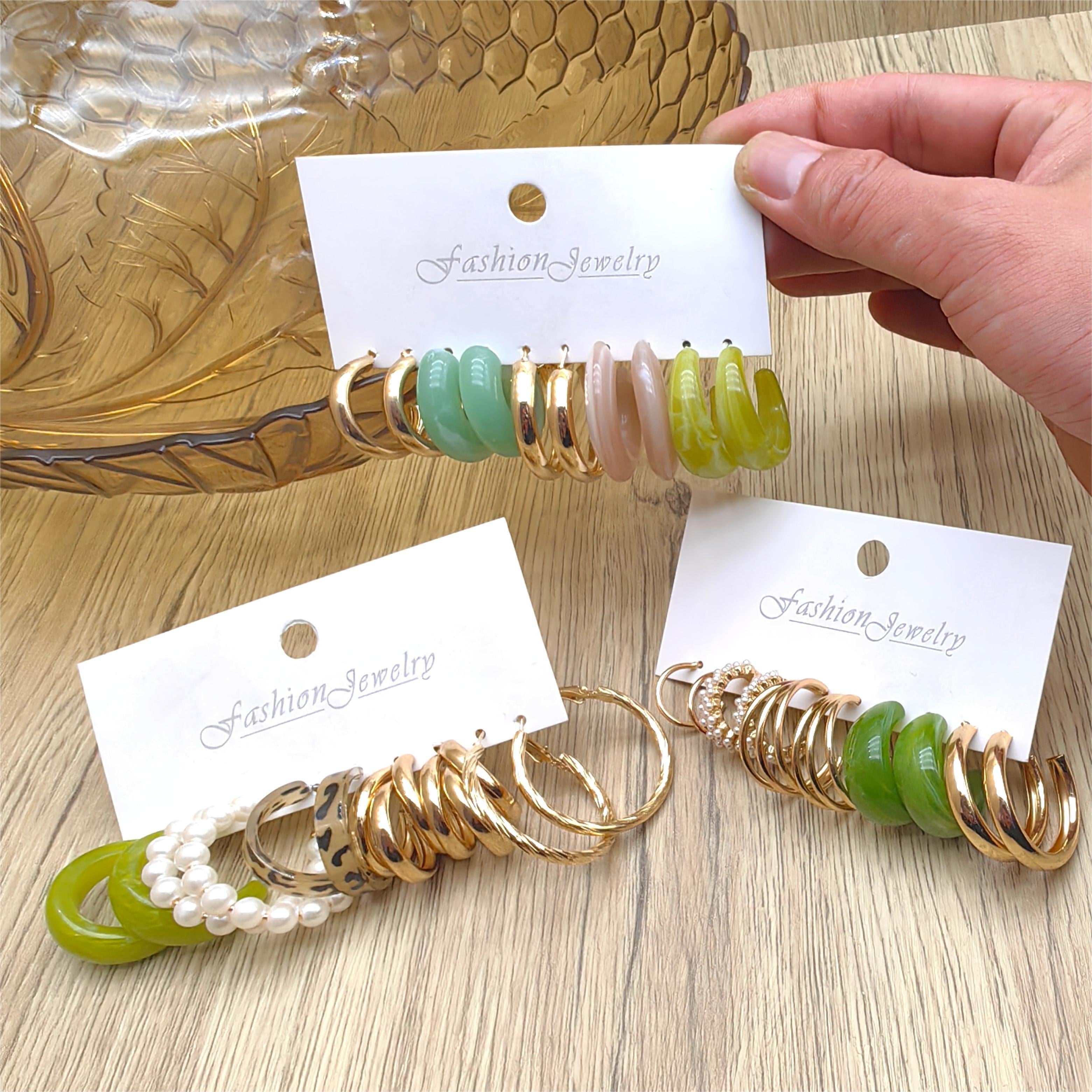 15 ta nafis rezina qotishma halqa sirg'alar to'plami, soxta marvarid doira dizayni bilan, ayollarning kundalik kiyimlari uchun vintage nafis uslubini namoyish etadi.