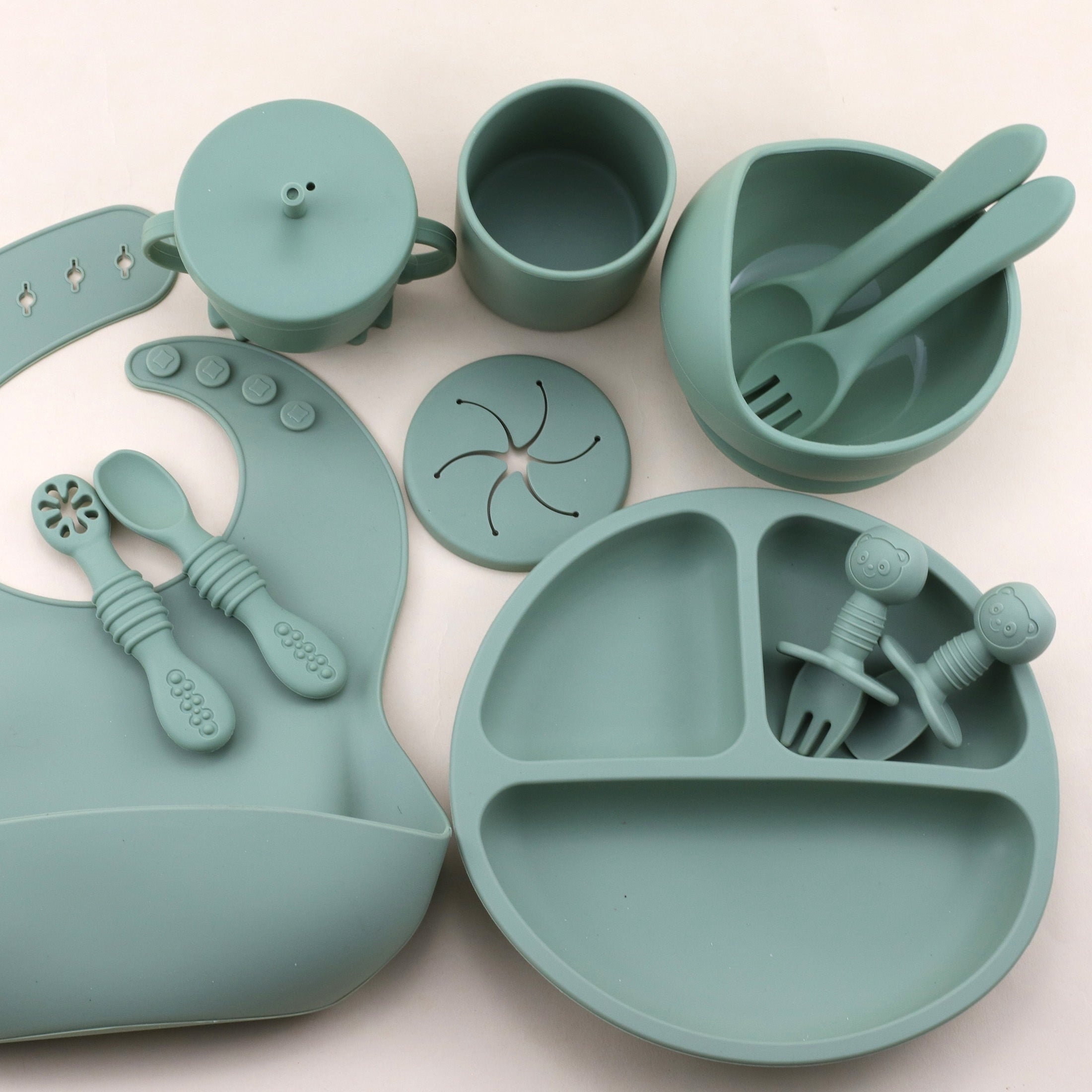 Набор для кормления детей из 12 силиконовых предметов с присоской, разделочной тарелкой, ложкой, вилкой, поильником и нагрудником для самостоятельного кормления