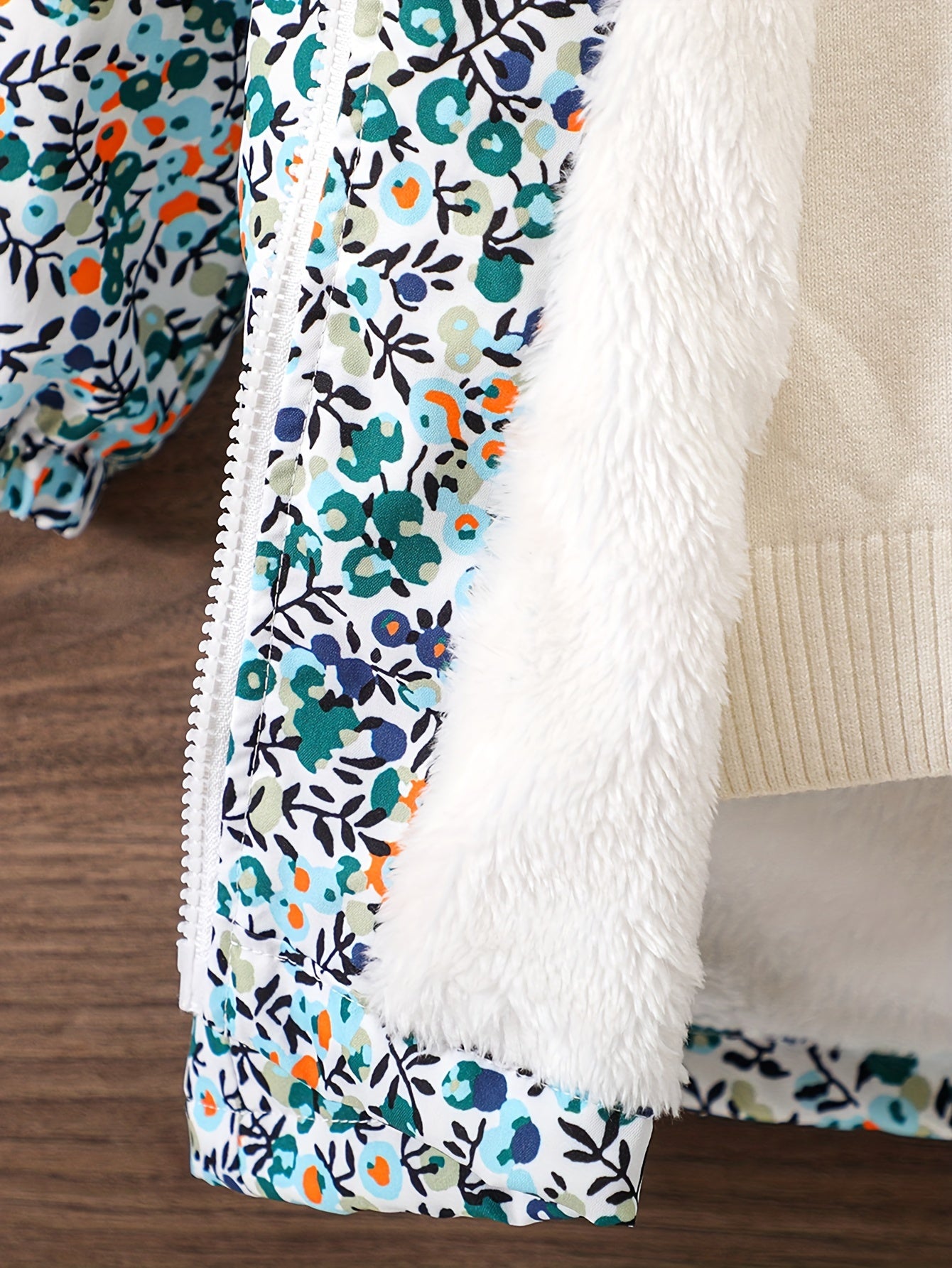 Chaqueta con capucha casual para niños con forro de felpa y estampado aleatorio para otoño e invierno