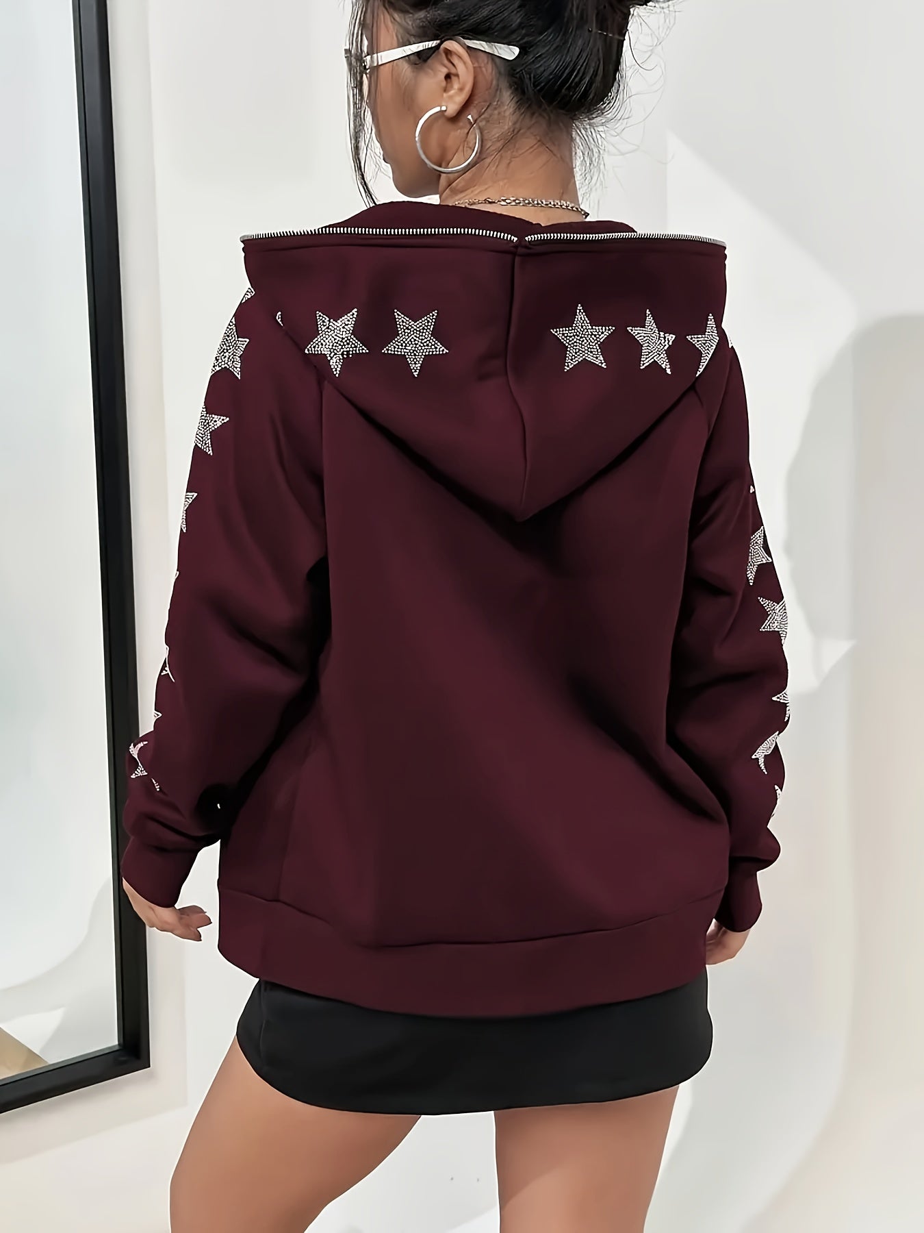Ayollar uchun kattaroq o'lchamdagi qora zip-up hoodie jaket, rhinestone yulduz naqsh bilan